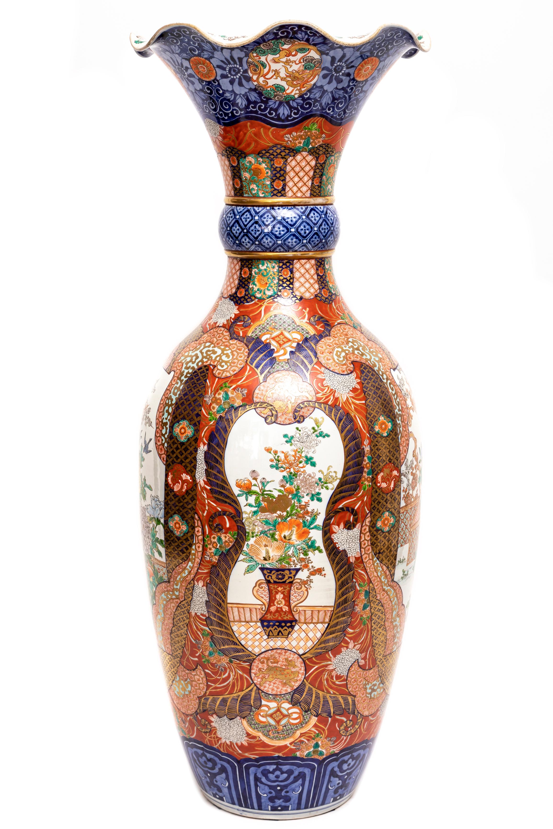 Gran Jarrón de Porcelana Imari Japonesa del Siglo XIX con Tapa Festoneada Japonismo en venta