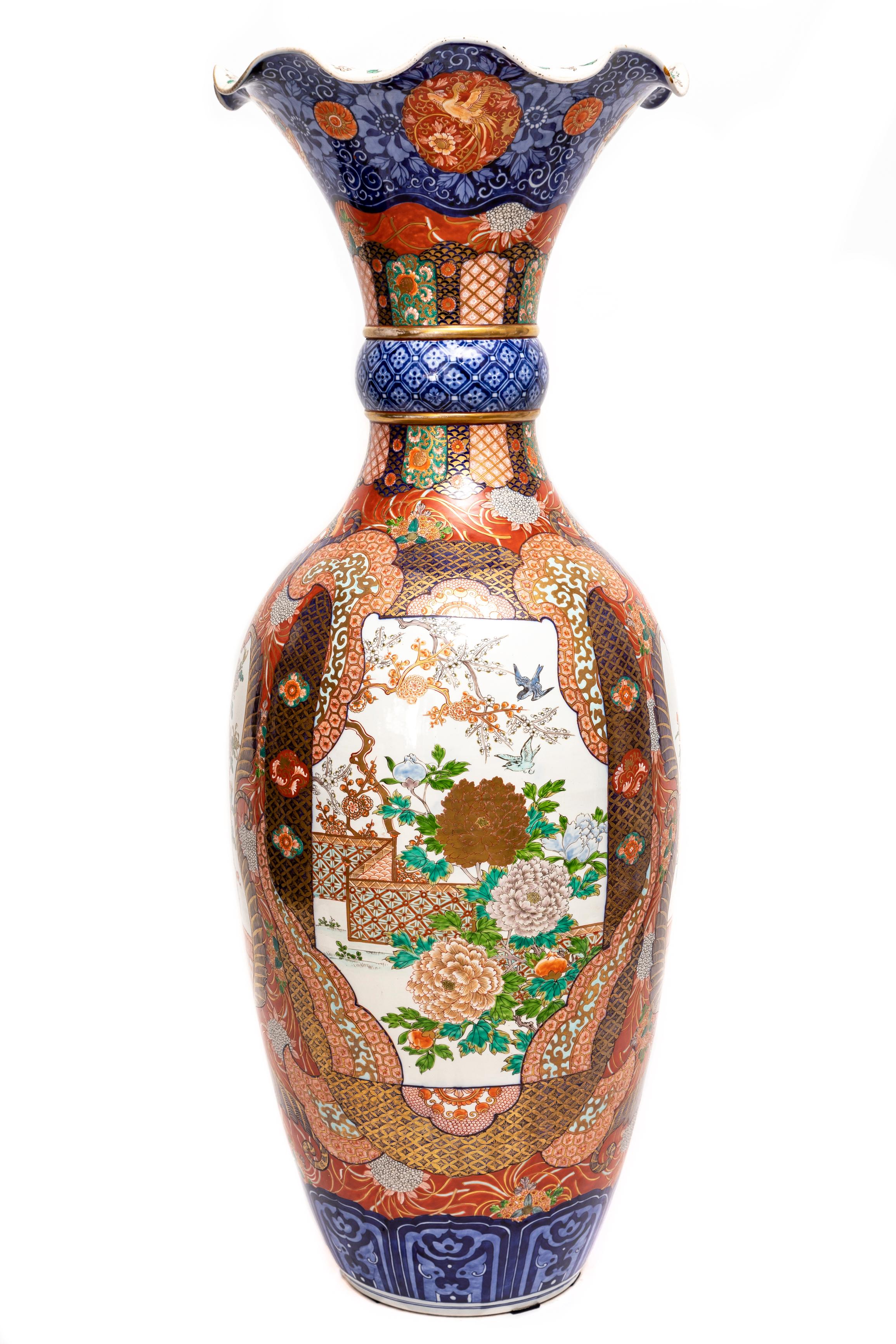 Gran Jarrón de Porcelana Imari Japonesa del Siglo XIX con Tapa Festoneada Japonés en venta