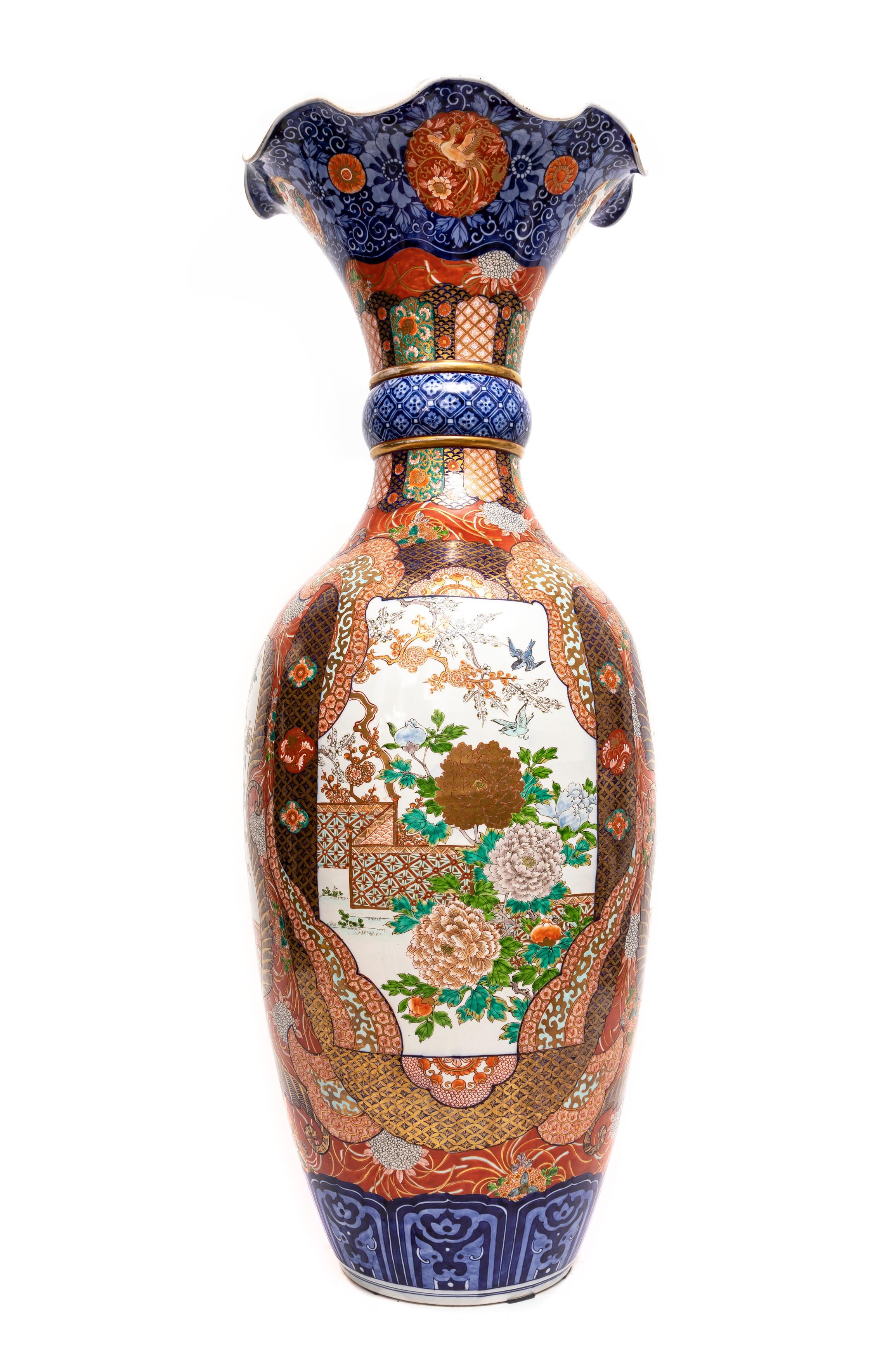 Gran Jarrón de Porcelana Imari Japonesa del Siglo XIX con Tapa Festoneada Pintado a mano en venta