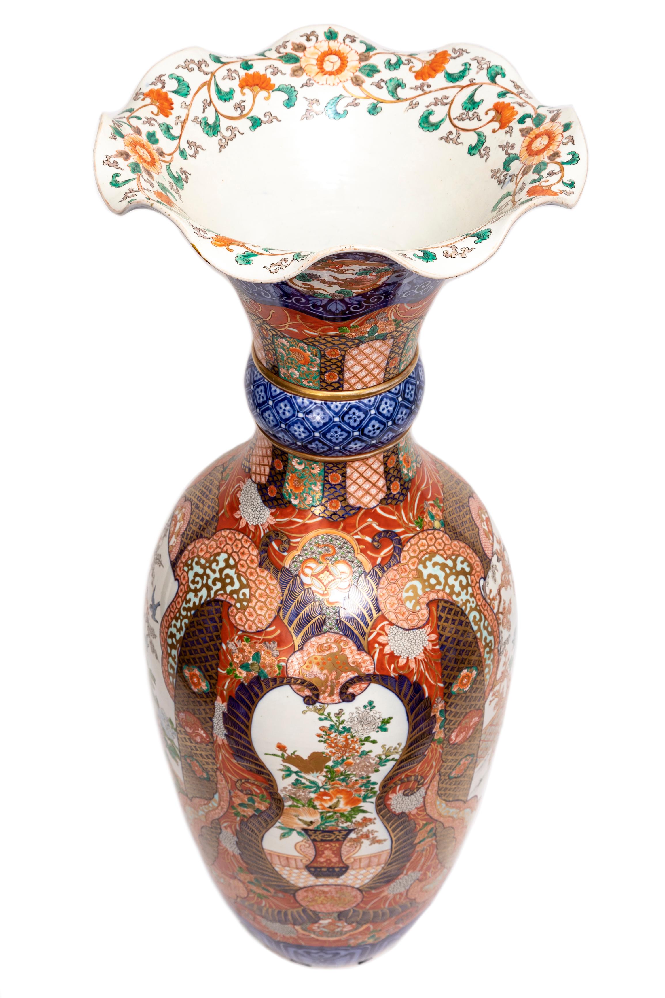 Gran Jarrón de Porcelana Imari Japonesa del Siglo XIX con Tapa Festoneada Fines del siglo XIX en venta