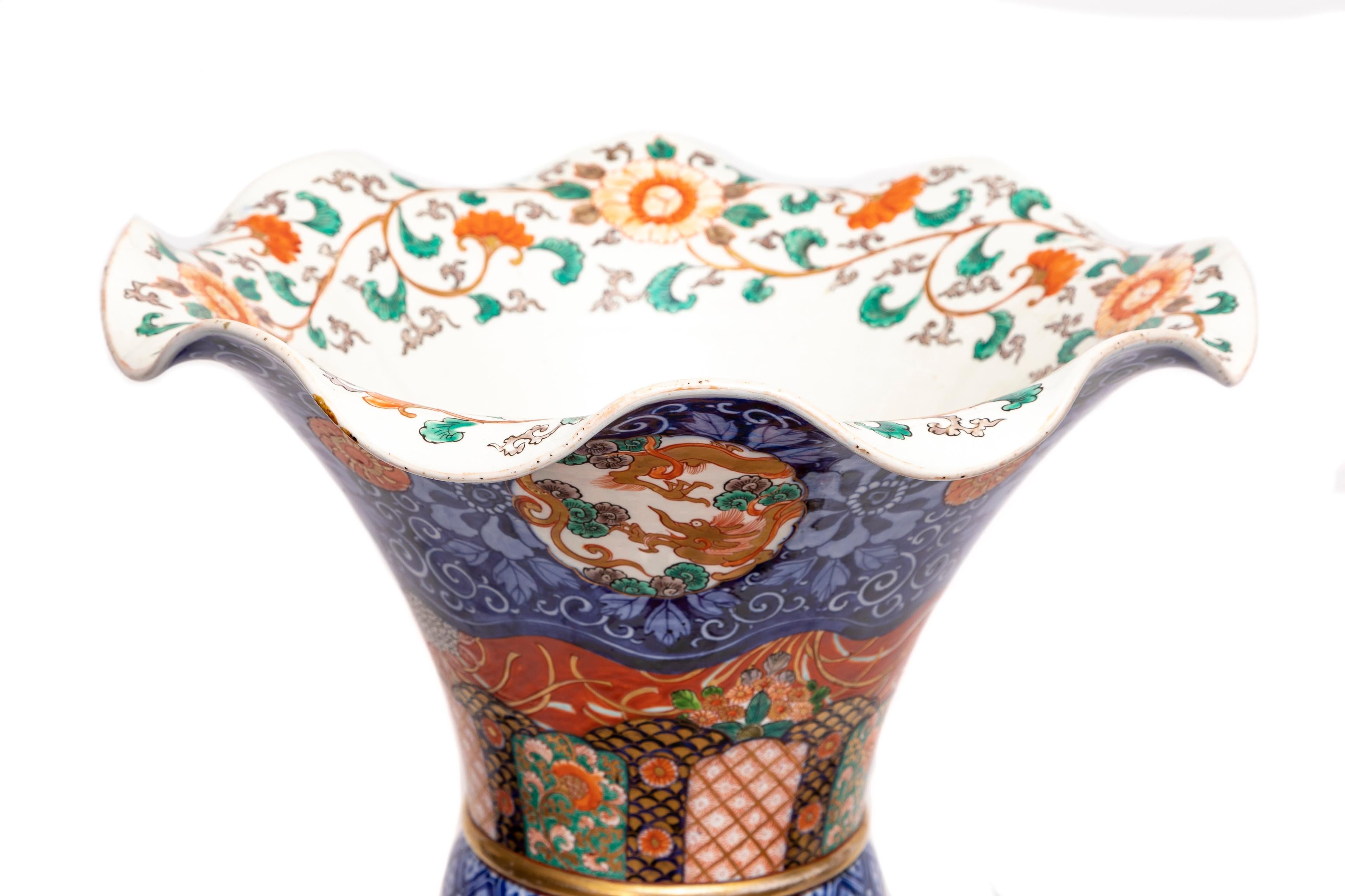 Gran Jarrón de Porcelana Imari Japonesa del Siglo XIX con Tapa Festoneada en venta 2