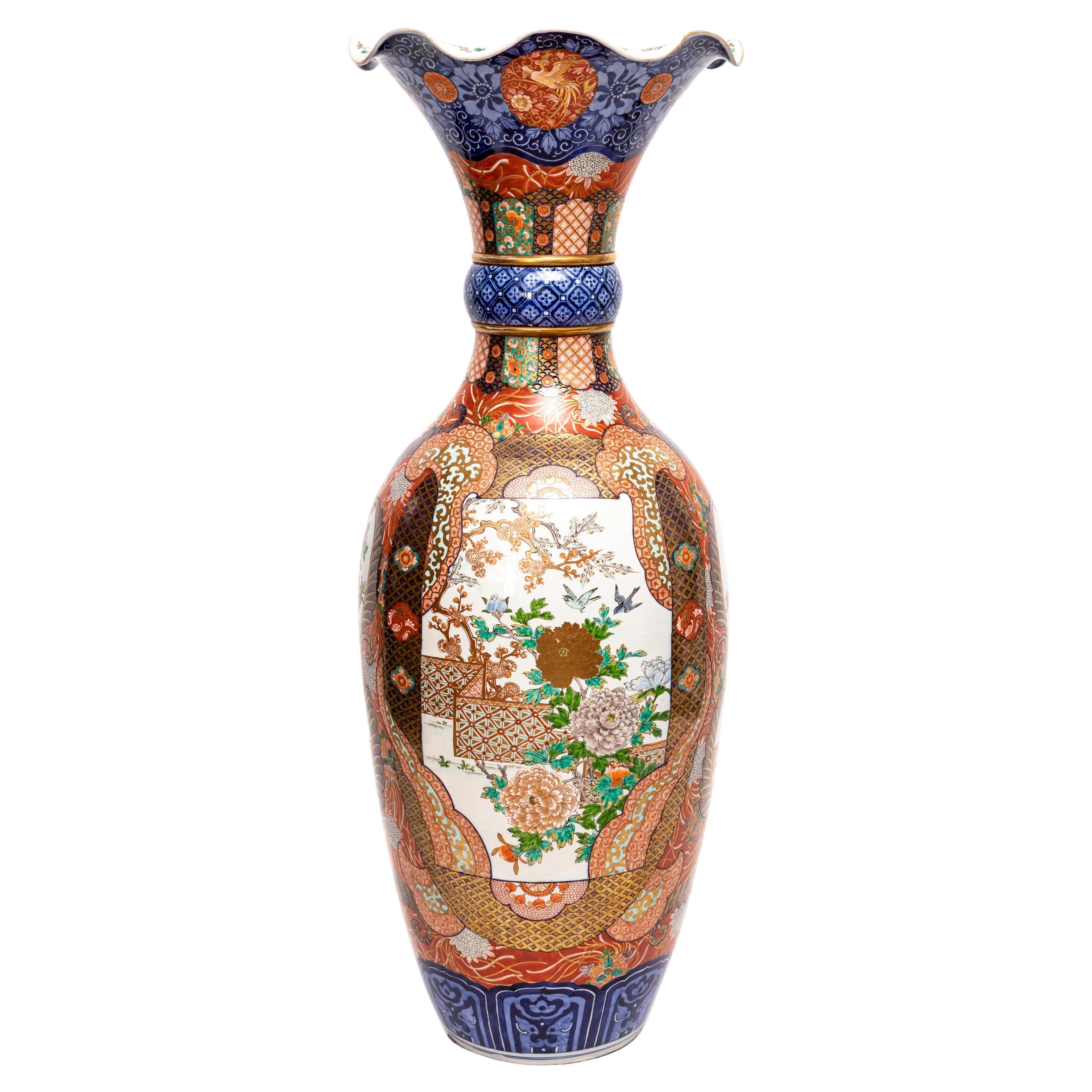 Vaso di porcellana Imari Porcelain giapponese molto grande del XIX secolo con top smerlato