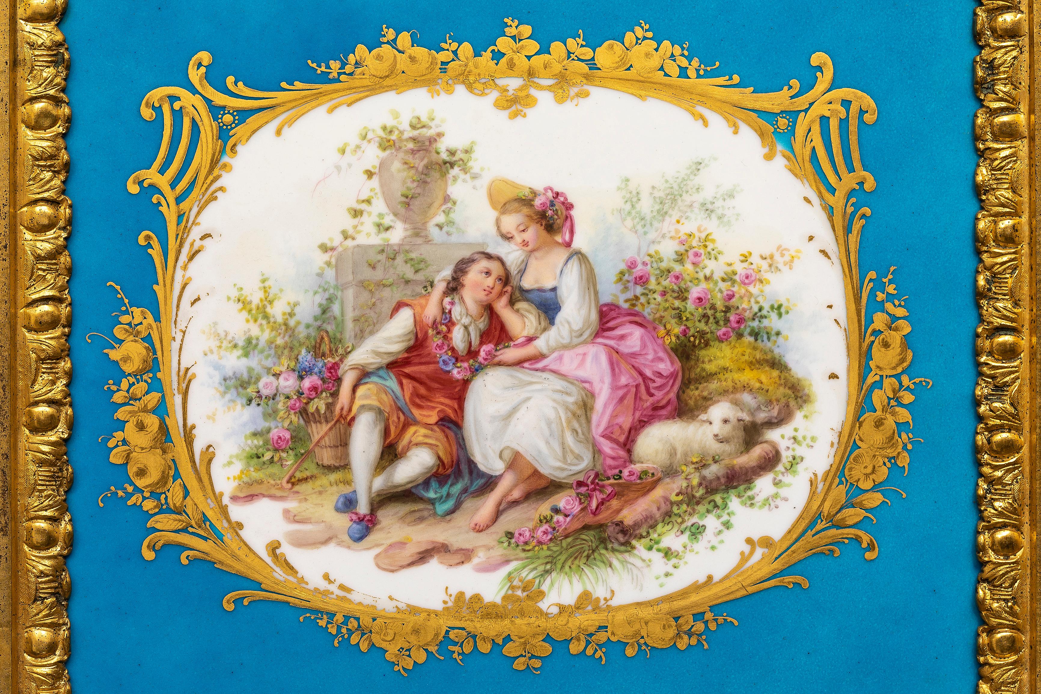 Très grande boîte en porcelaine de Sèvres à fond bleu céleste, montée en bronze doré, du 19e siècle en vente 2