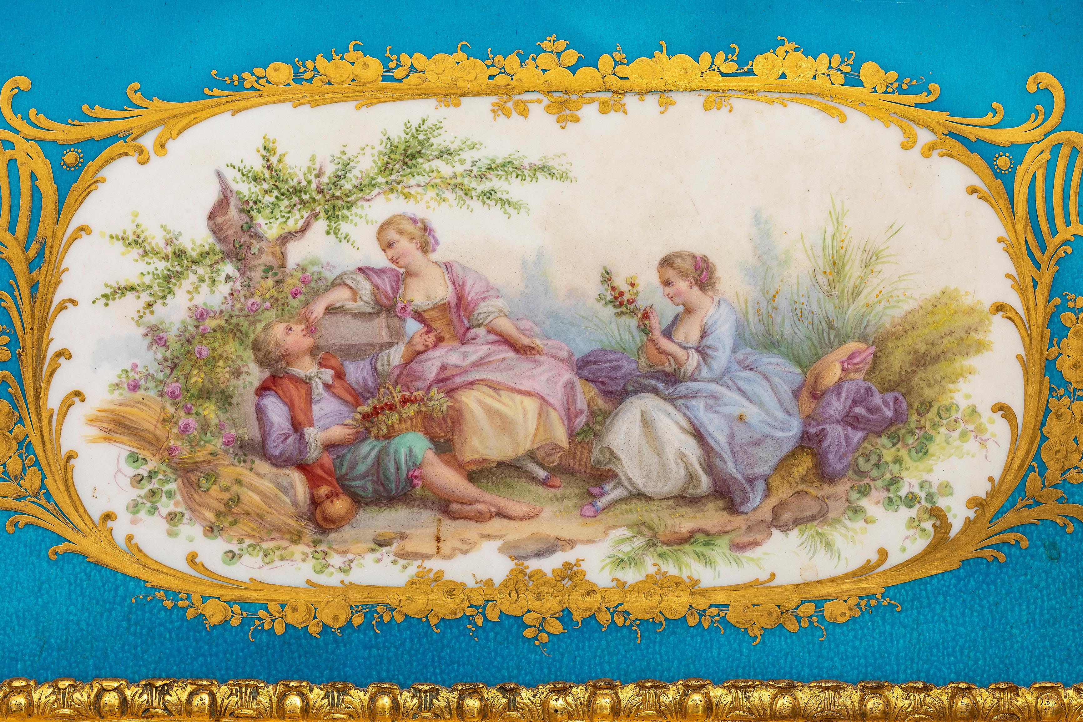 Très grande boîte en porcelaine de Sèvres à fond bleu céleste, montée en bronze doré, du 19e siècle en vente 3