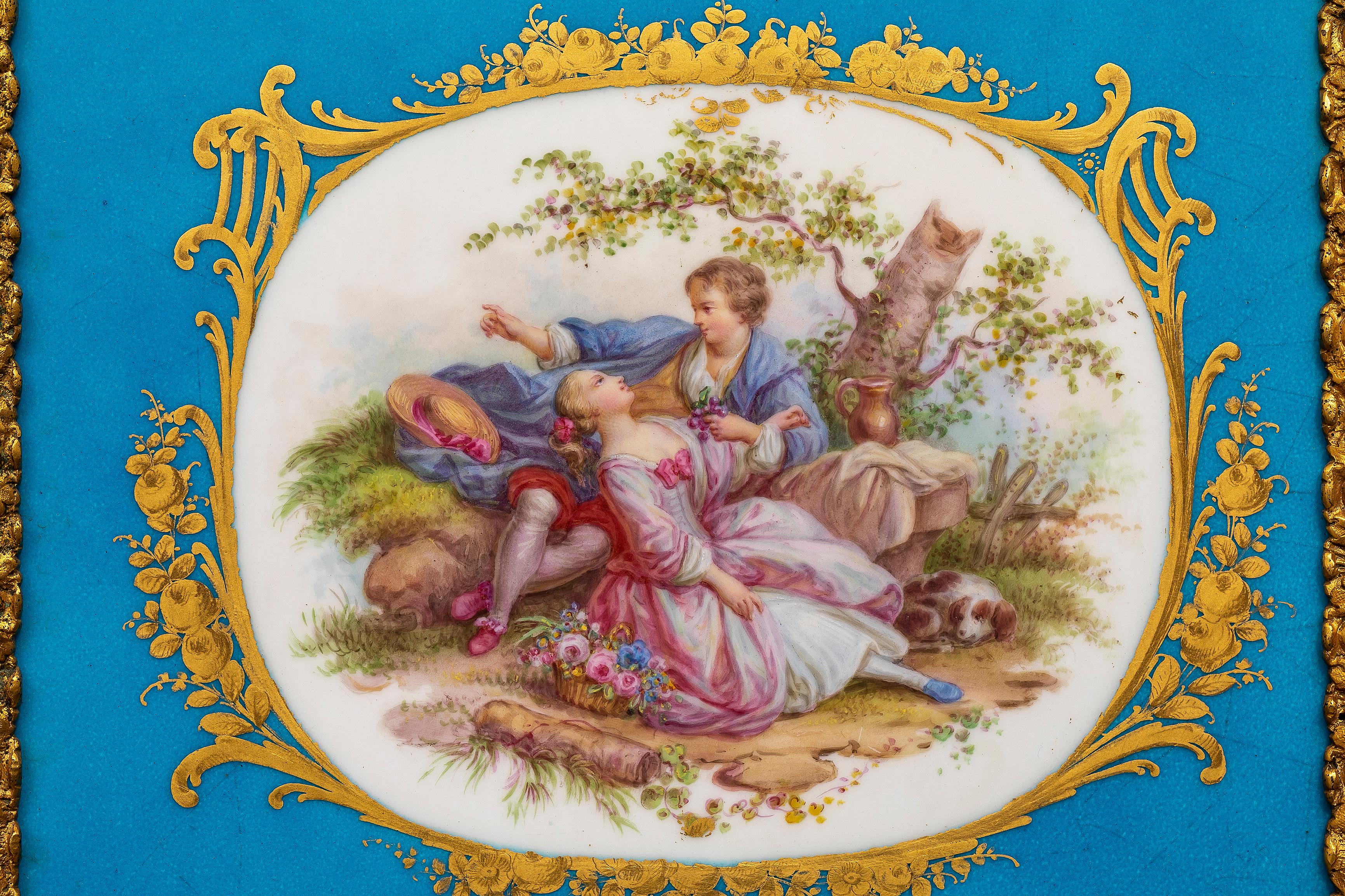 Très grande boîte en porcelaine de Sèvres à fond bleu céleste, montée en bronze doré, du 19e siècle en vente 4