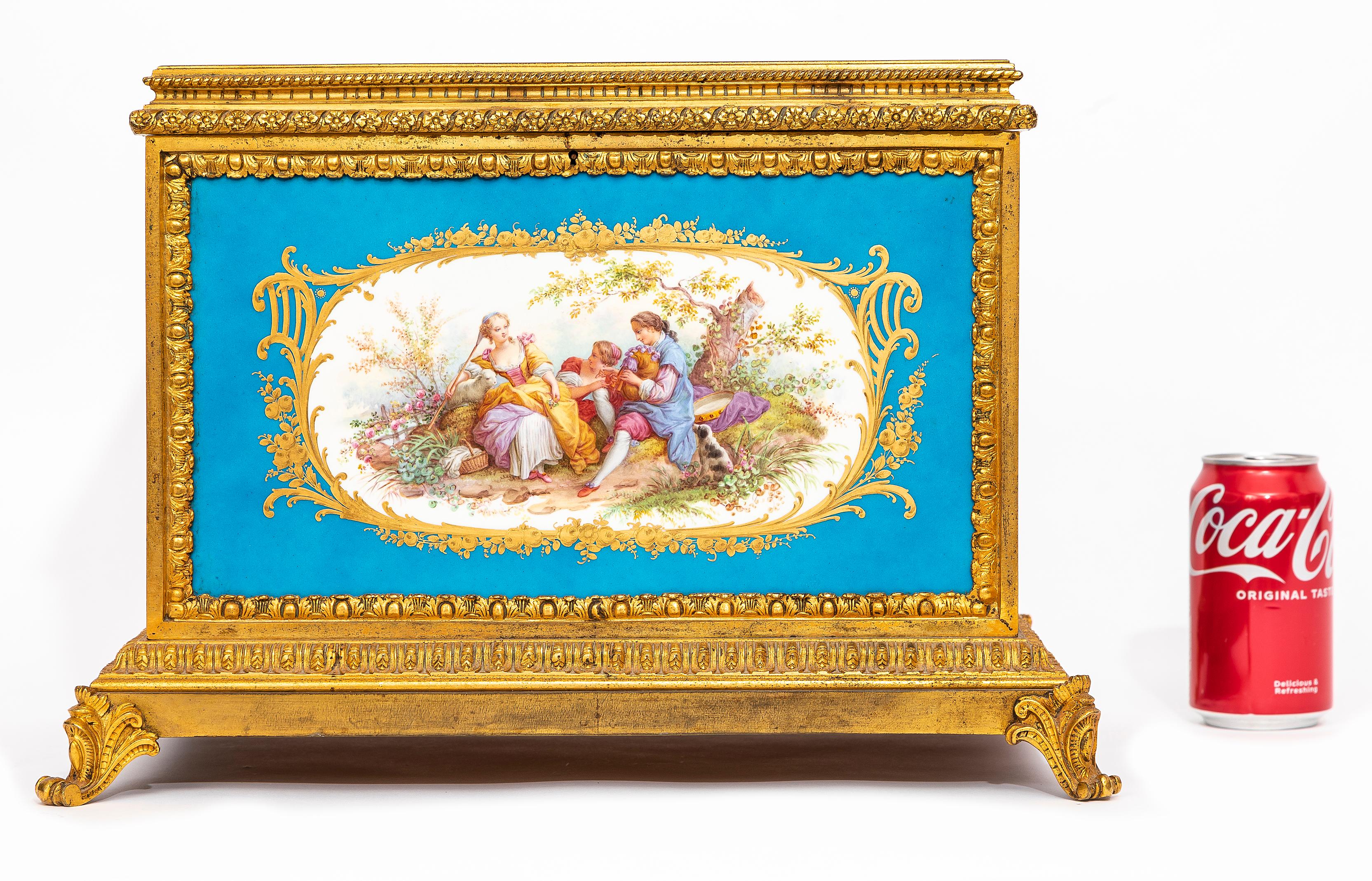 Louis XVI Très grande boîte en porcelaine de Sèvres à fond bleu céleste, montée en bronze doré, du 19e siècle en vente