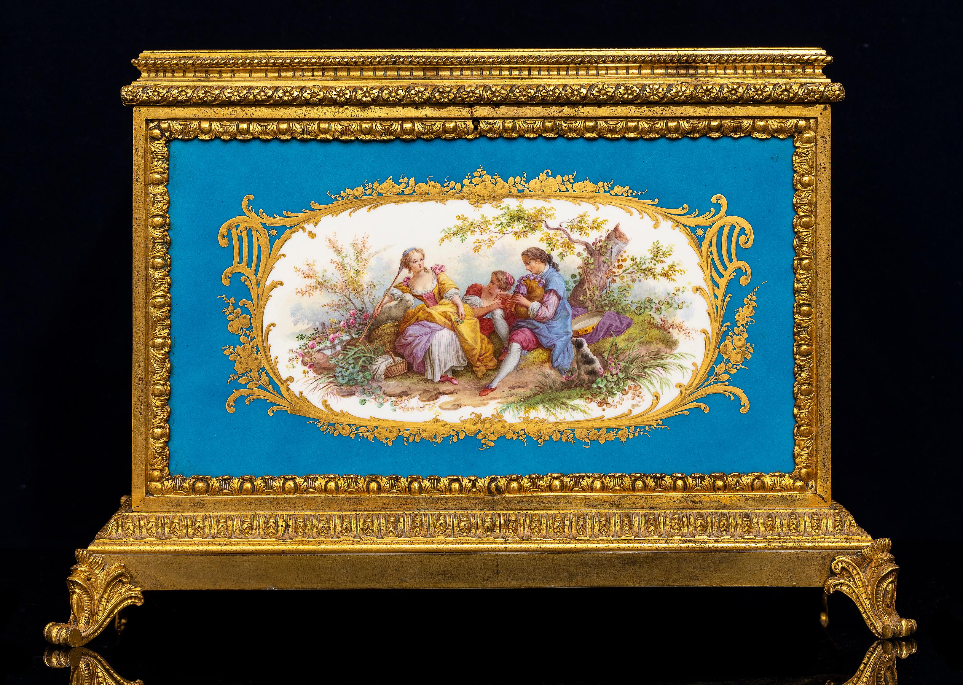 Français Très grande boîte en porcelaine de Sèvres à fond bleu céleste, montée en bronze doré, du 19e siècle en vente
