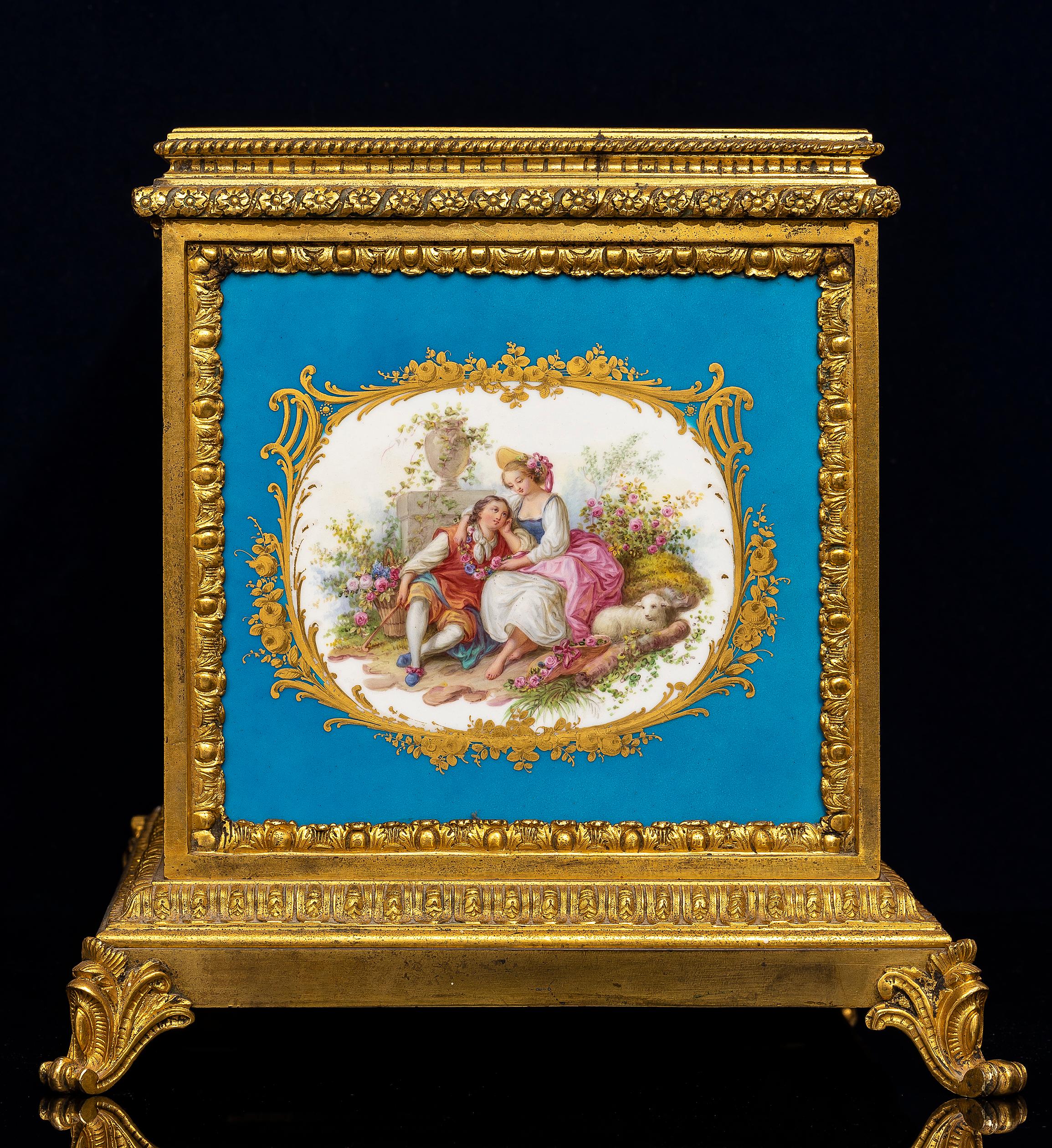 Fait main Très grande boîte en porcelaine de Sèvres à fond bleu céleste, montée en bronze doré, du 19e siècle en vente