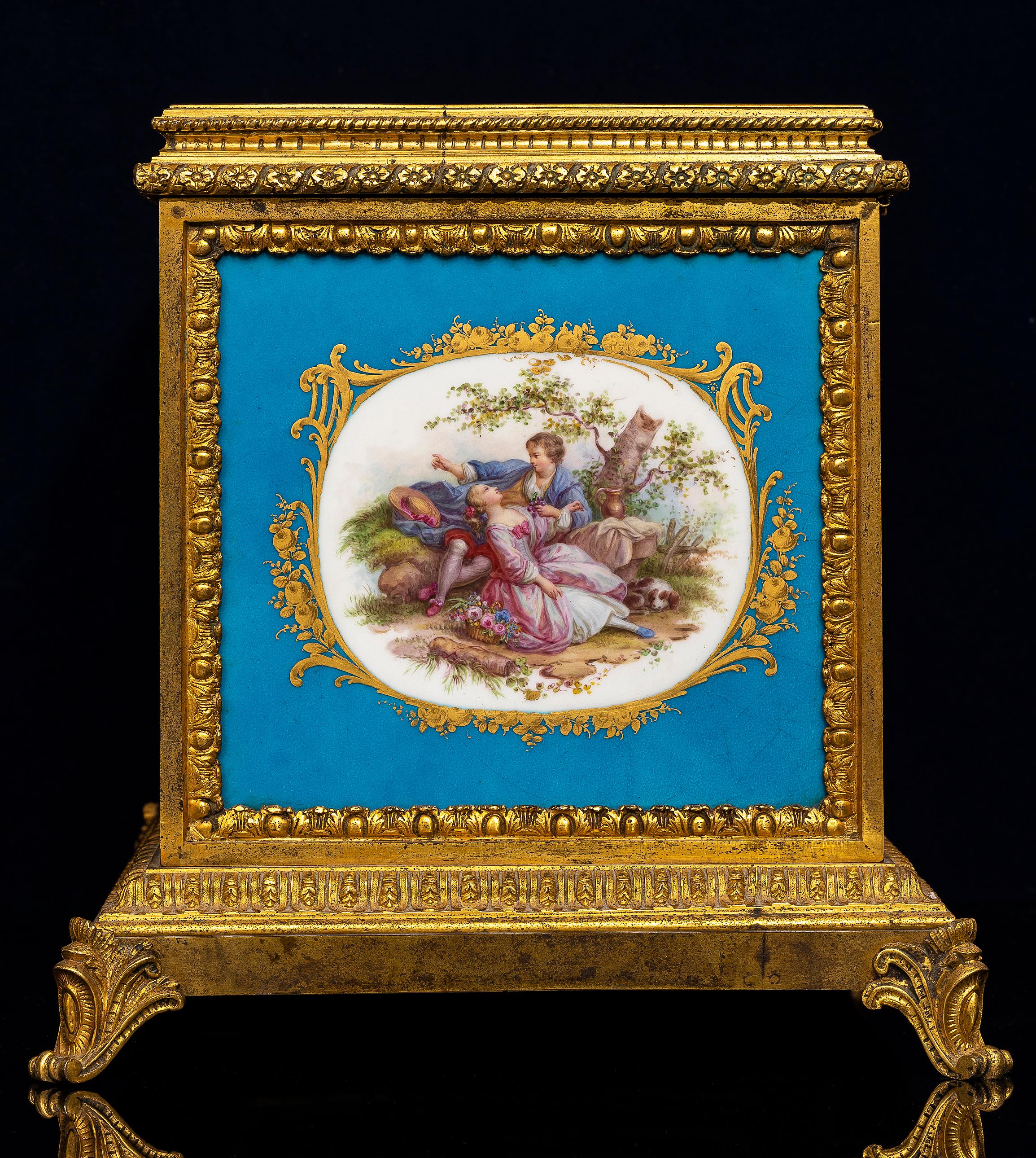 Très grande boîte en porcelaine de Sèvres à fond bleu céleste, montée en bronze doré, du 19e siècle Bon état - En vente à New York, NY