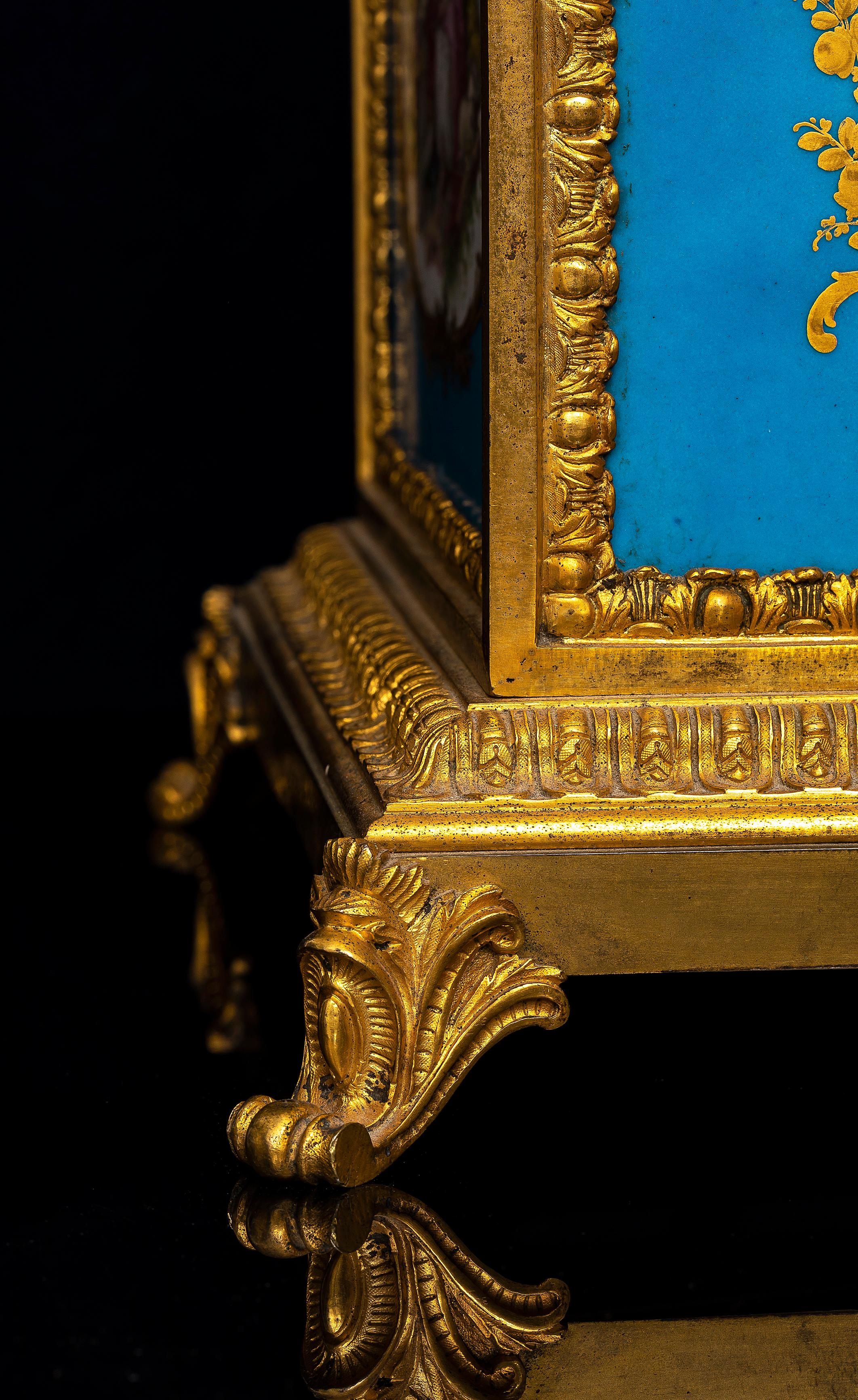 Fin du XIXe siècle Très grande boîte en porcelaine de Sèvres à fond bleu céleste, montée en bronze doré, du 19e siècle en vente