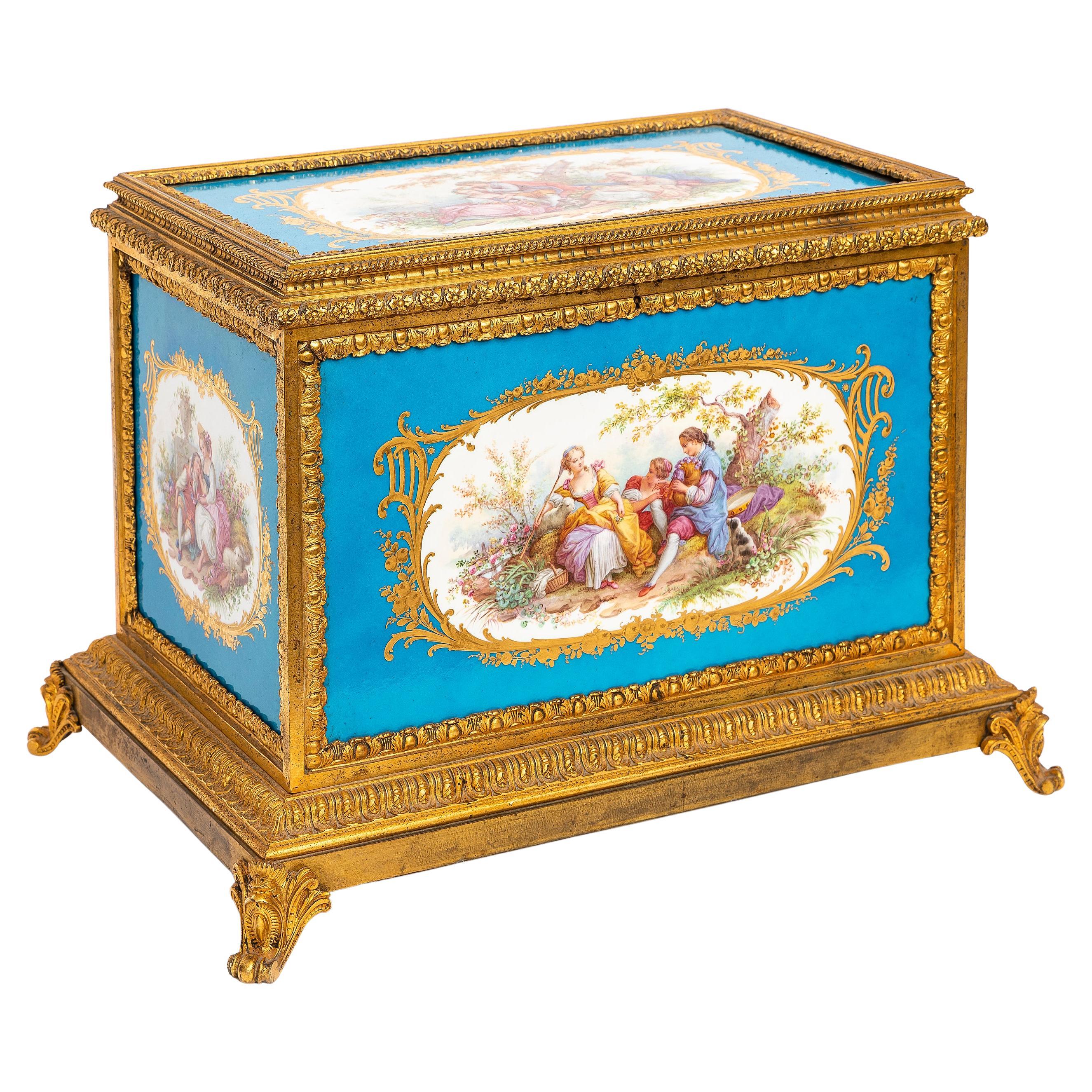 Caja muy grande de porcelana azul Celeste de Sèvres del siglo XIX montada en ormolu