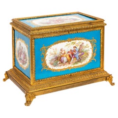 Caja muy grande de porcelana azul Celeste de Sèvres del siglo XIX montada en ormolu
