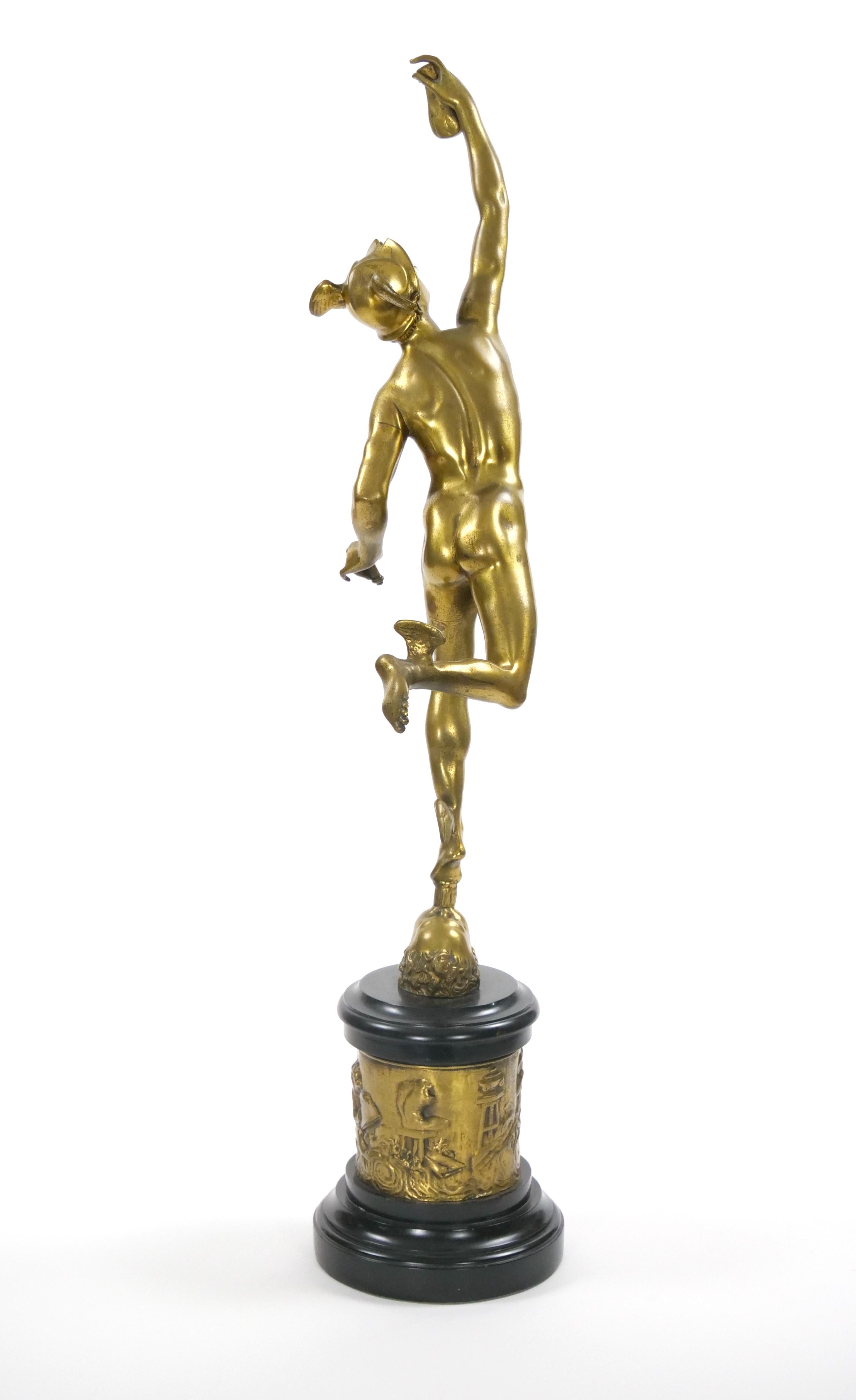 Ti presentiamo un'impressionante scultura in bronzo dorato di Mercurio del XIX secolo, magistralmente realizzata dal rinomato artista rinascimentale Giambologna (1529-1608). Questa splendida statua raffigura Mercurio, il dio romano del commercio e