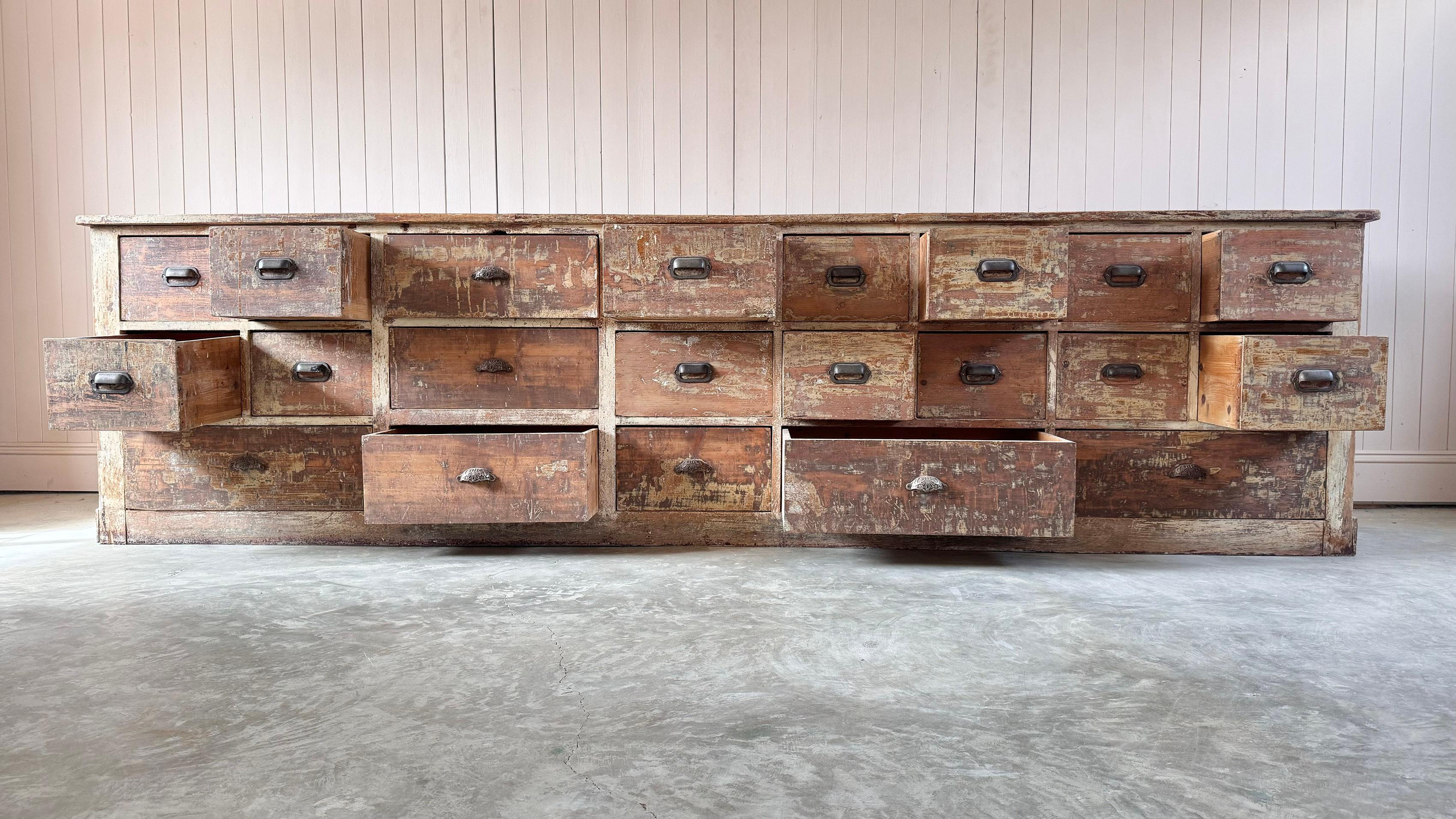 Credenza/Contatore/Banco di cassetti molto grande del XIX secolo in vendita 4