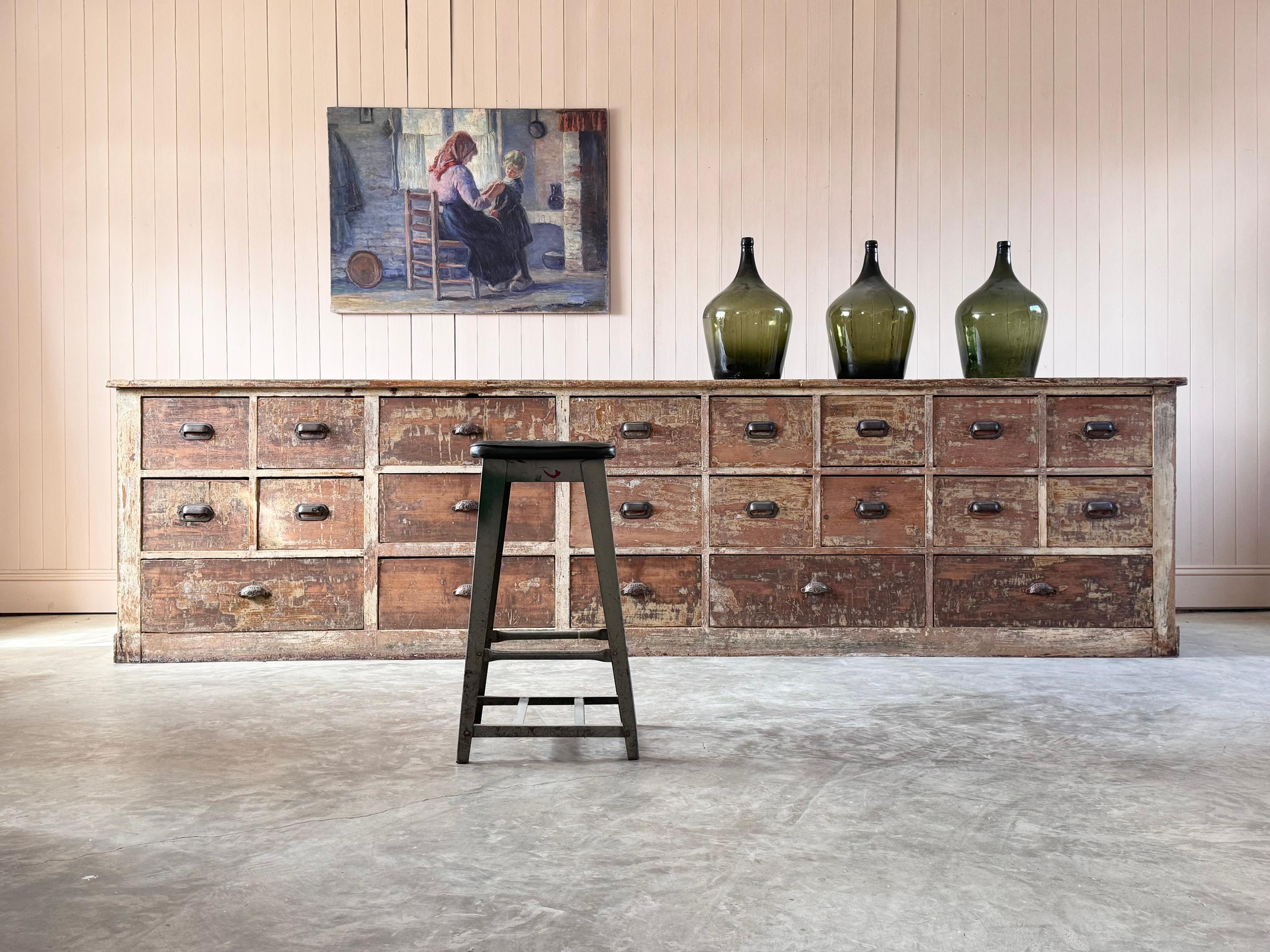 Industriale Credenza/Contatore/Banco di cassetti molto grande del XIX secolo in vendita