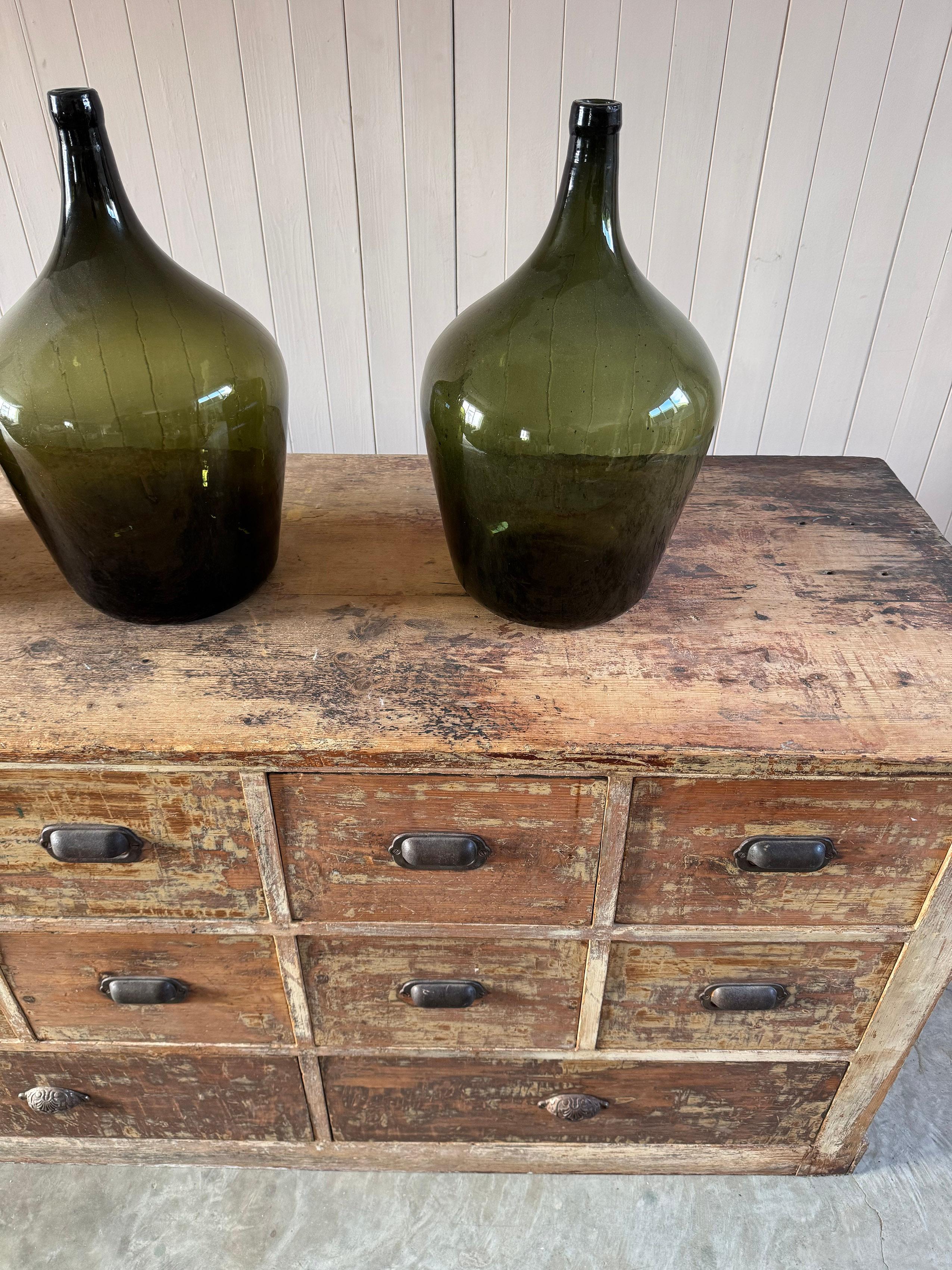 Pino Credenza/Contatore/Banco di cassetti molto grande del XIX secolo in vendita