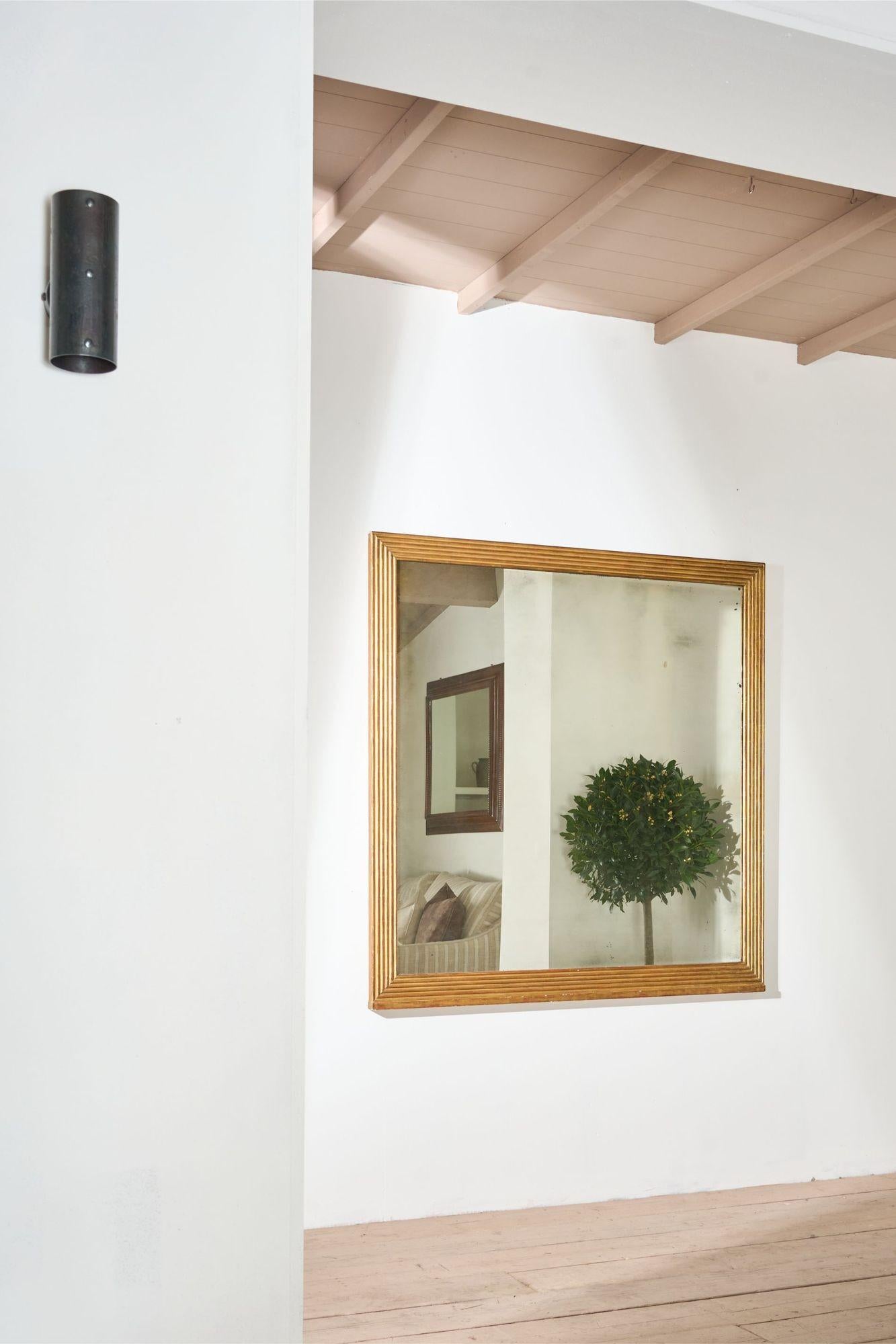 Bois doré Très grand miroir à trumeau du XIXe siècle, de forme carrée et cannelée en vente