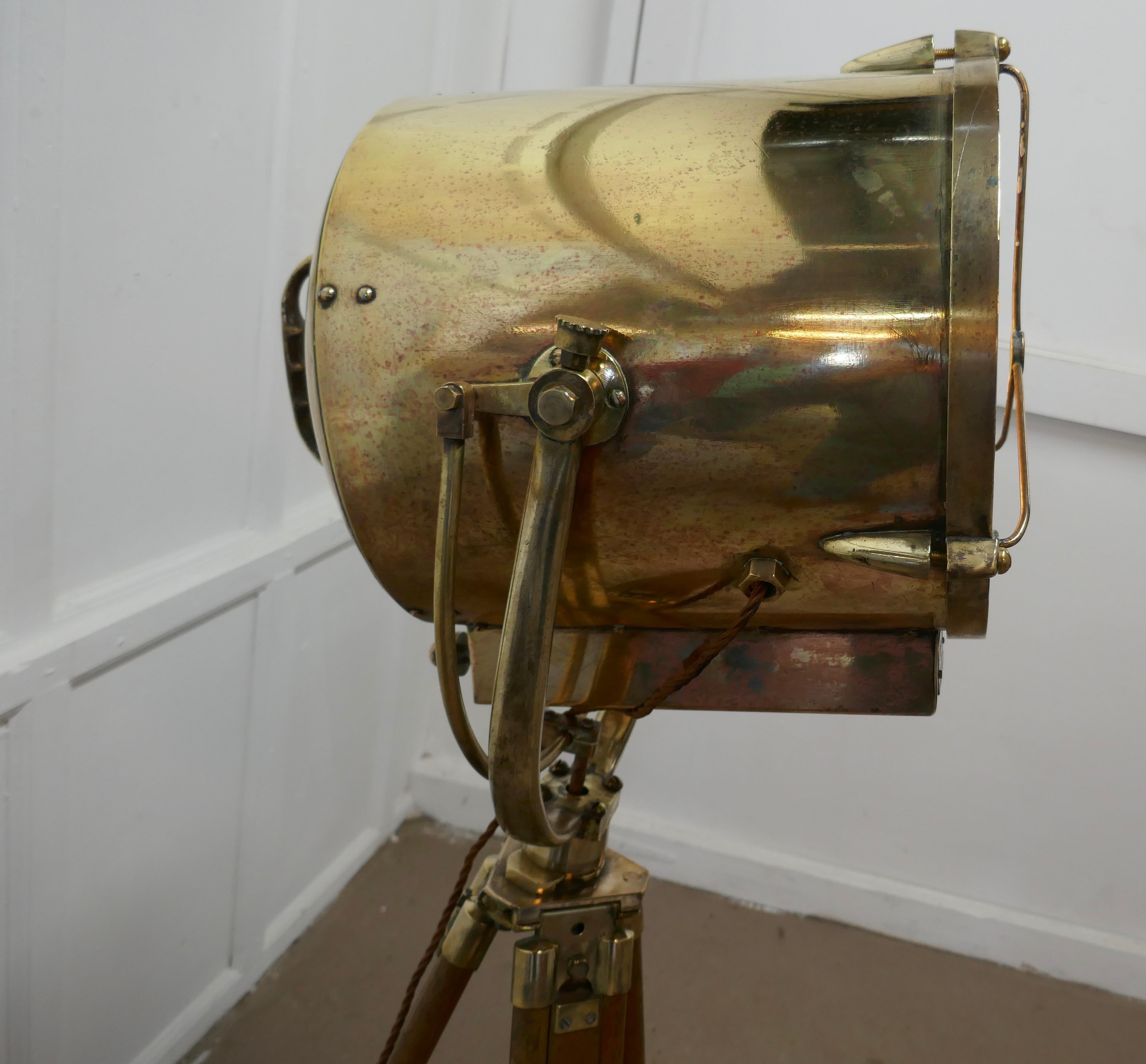 Laiton  Lampe de recherche ou plafonnier vintage de designer nautique du XIXe siècle par G Vieira en vente