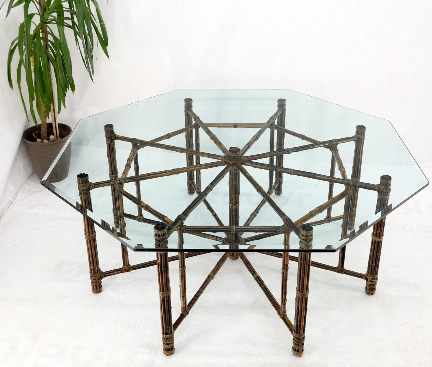 Großer achteckiger McGuire-Esstisch mit Glasplatte und Lederriemen aus Bambus im Angebot 4