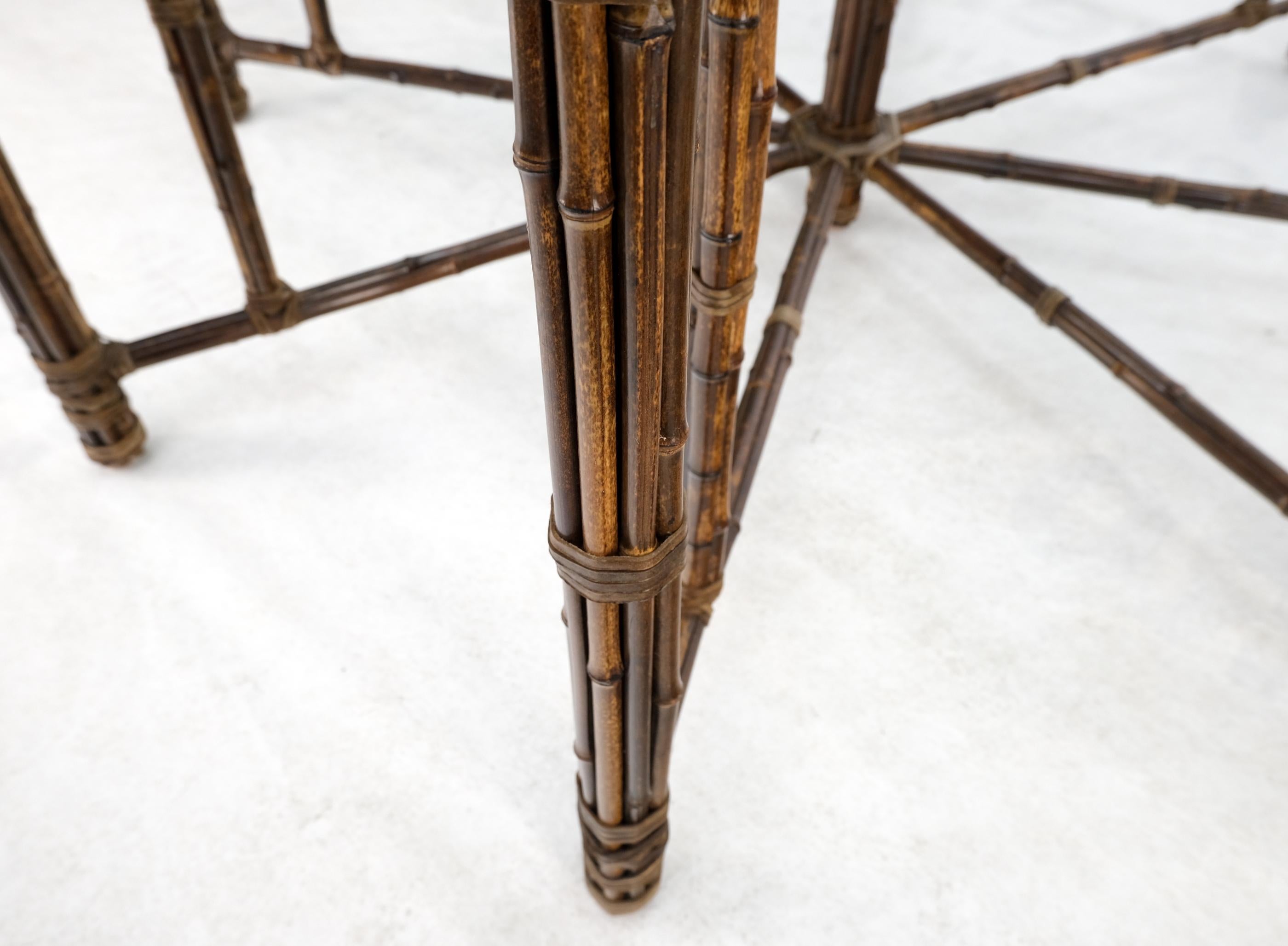 Très grande table de salle à manger octogonale McGuire en bambou avec plateau en verre et sangles en cuir en vente 5