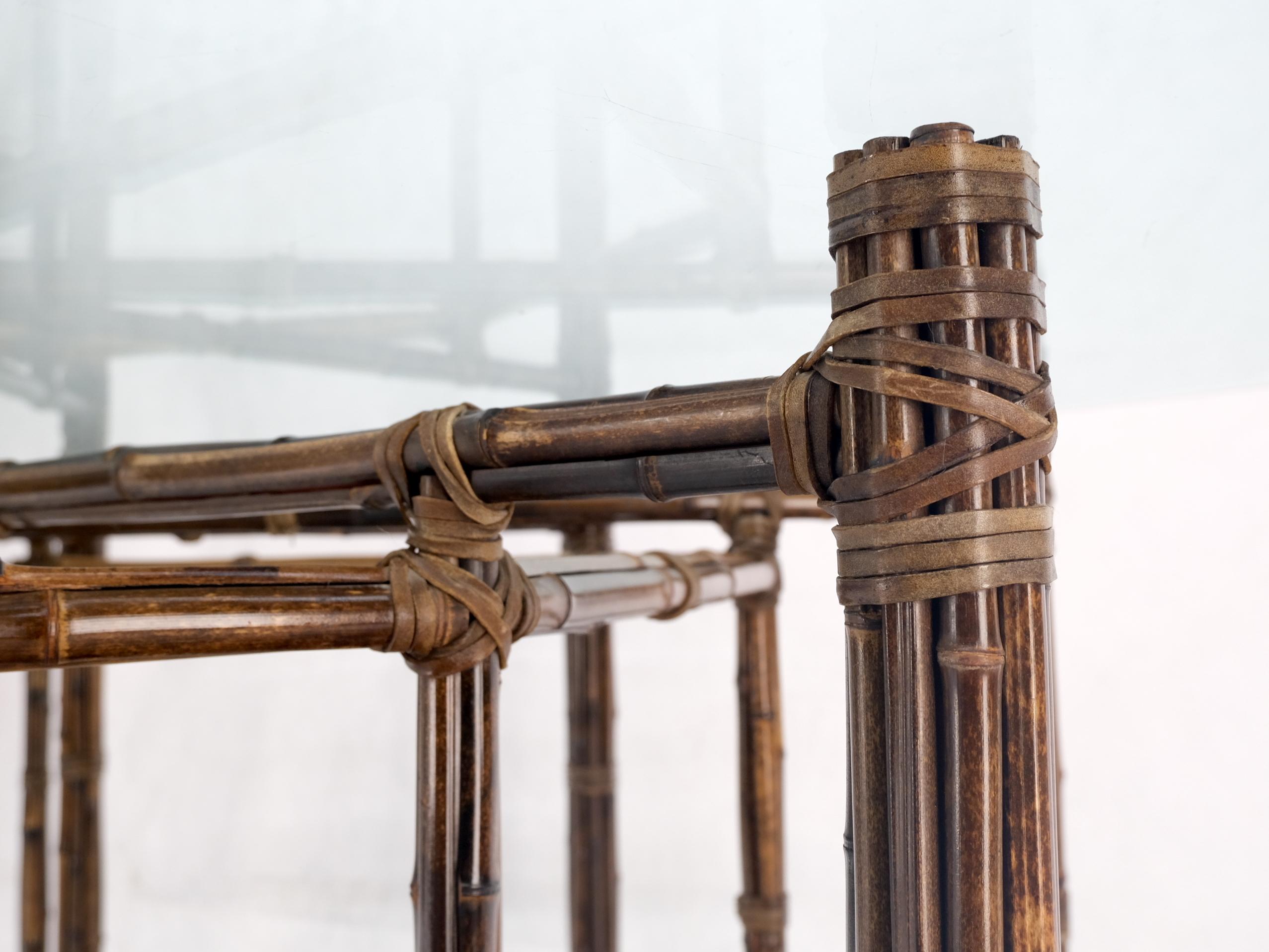 Großer achteckiger McGuire-Esstisch mit Glasplatte und Lederriemen aus Bambus im Angebot 8