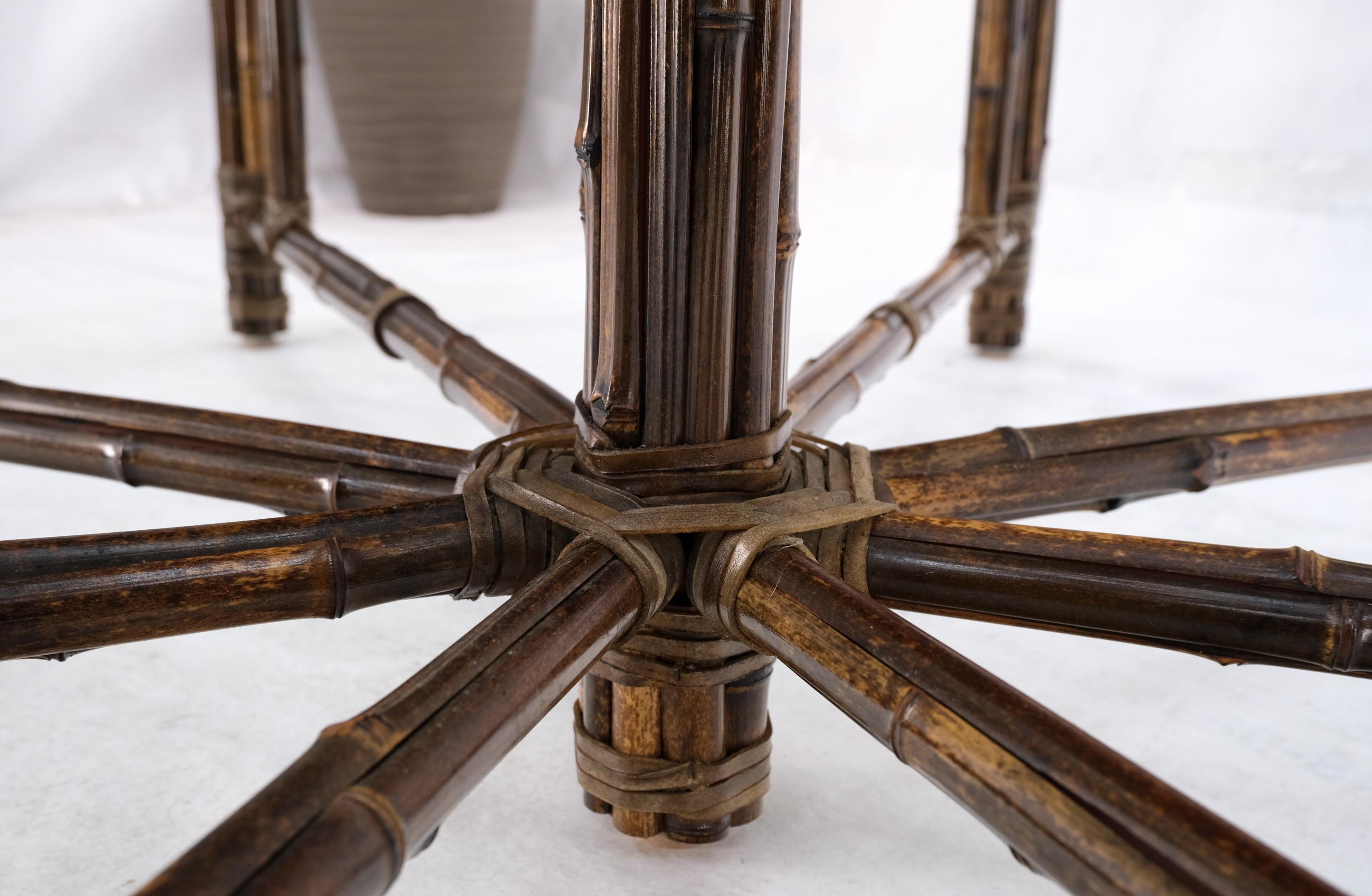 Très grande table McGuire octogonale ronde de 80 pouces en verre biseauté, avec dessus en cuir et en bambou.