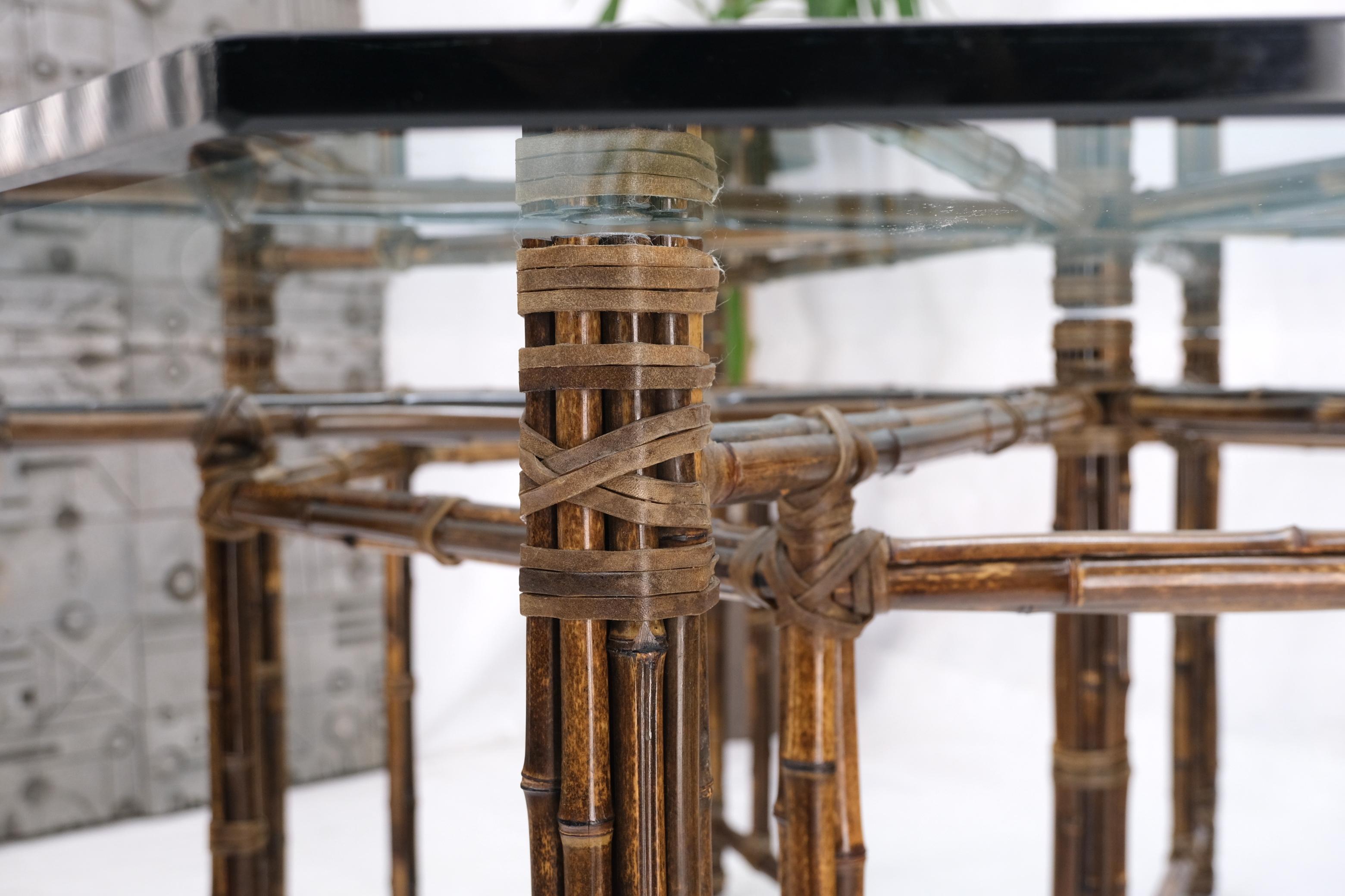 Mid-Century Modern Très grande table de salle à manger octogonale McGuire en bambou avec plateau en verre et sangles en cuir en vente