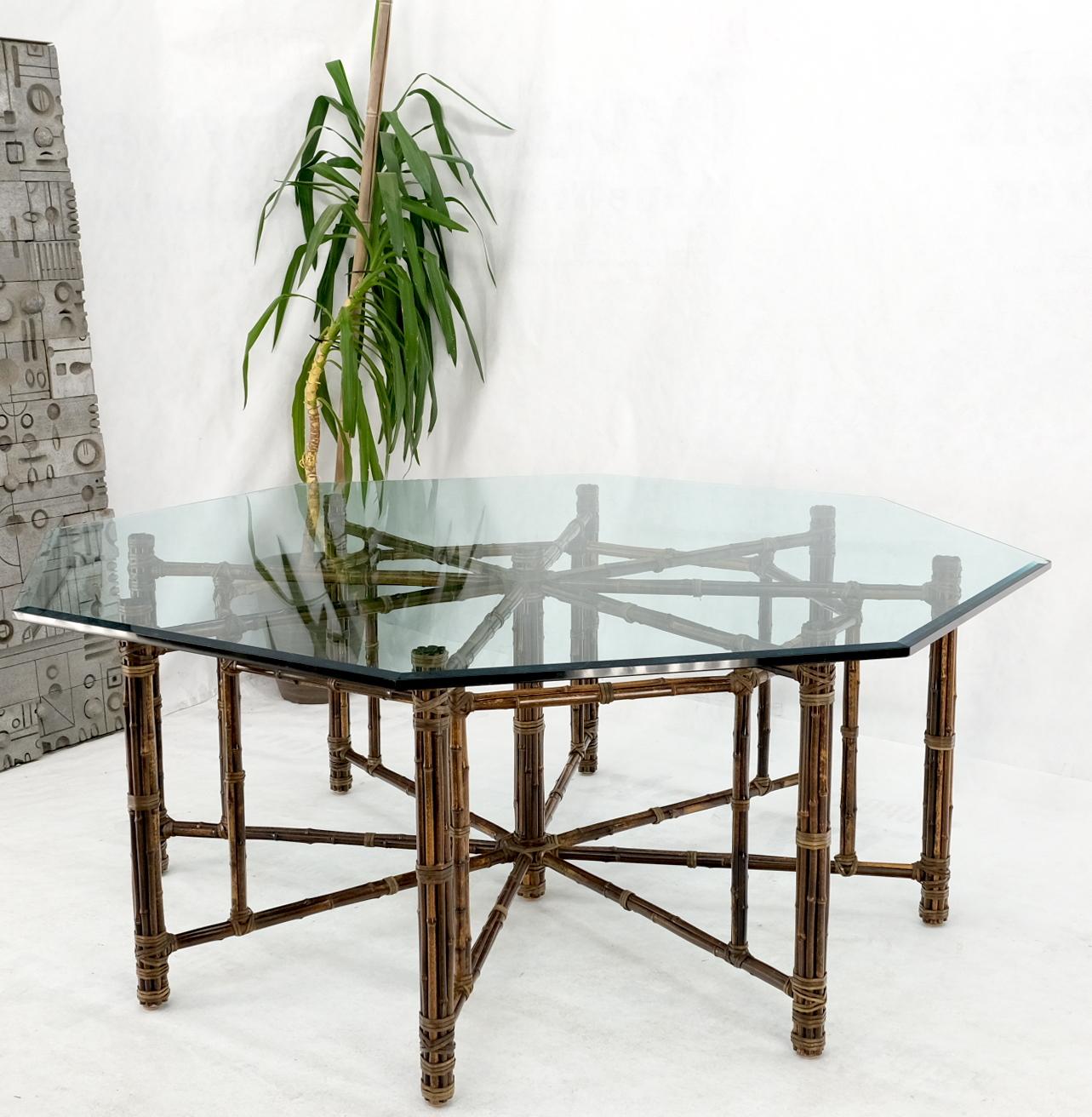 Américain Très grande table de salle à manger octogonale McGuire en bambou avec plateau en verre et sangles en cuir en vente