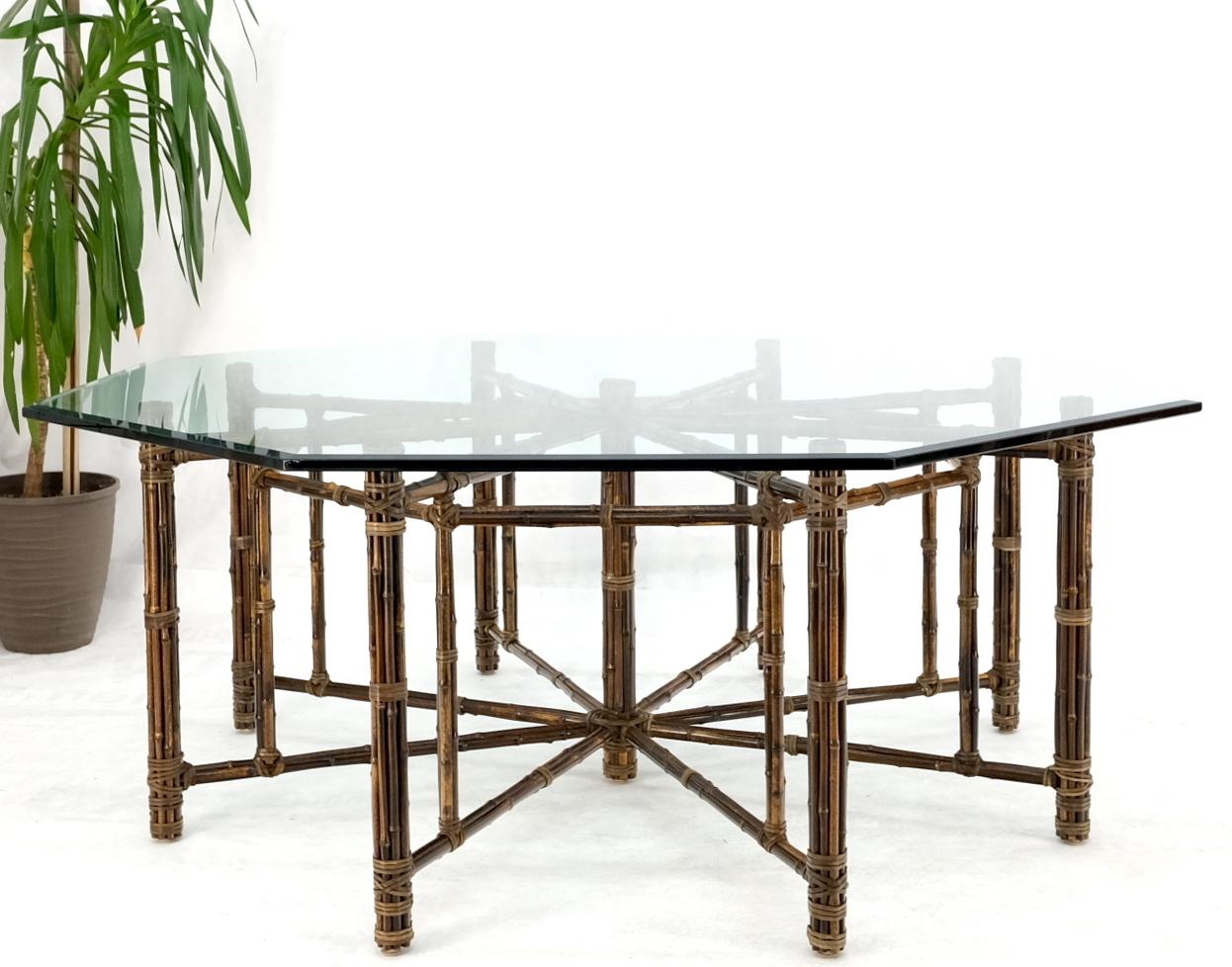 20ième siècle Très grande table de salle à manger octogonale McGuire en bambou avec plateau en verre et sangles en cuir en vente