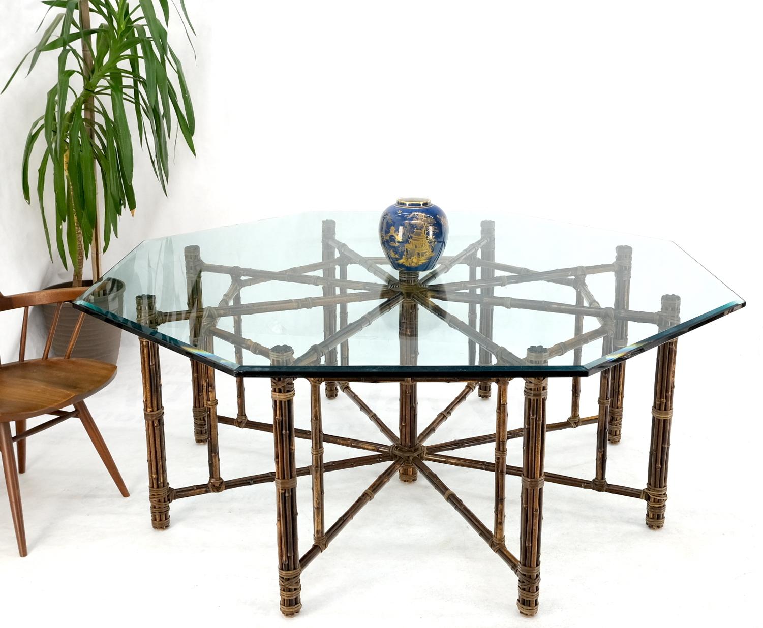 Cuir Très grande table de salle à manger octogonale McGuire en bambou avec plateau en verre et sangles en cuir en vente