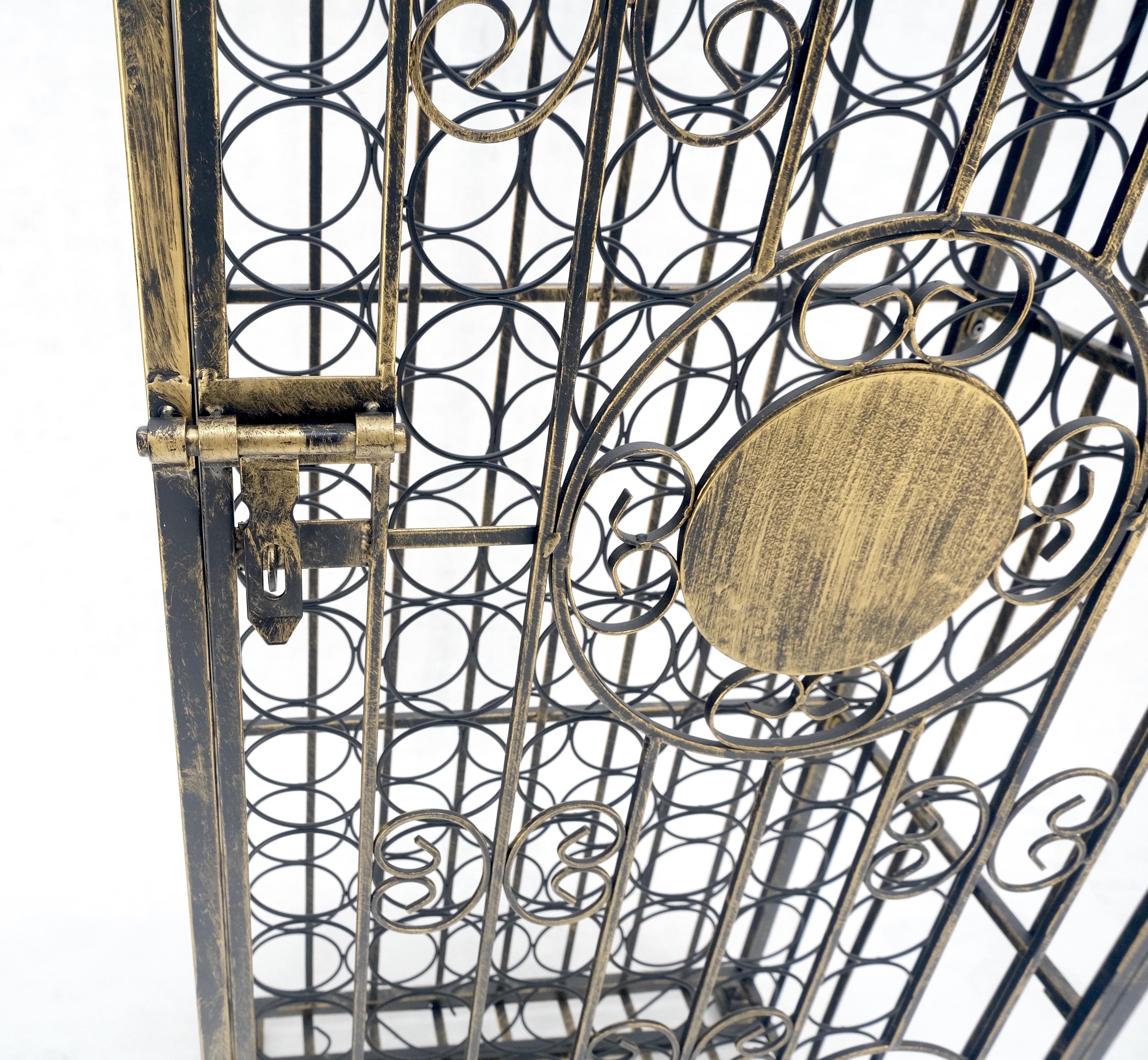 Very Large 96 Bottles Cage Shape Wine Rack Locker Wrought Iron In condizioni buone in vendita a Rockaway, NJ