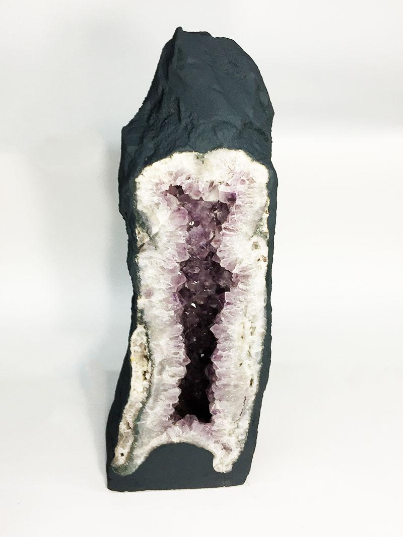 Very large amethyst cathedral geode

Amethyst cathedral geode of 69 cm high and 43 kilos

This amethyst cathedral geode has a natural shape and rich purple amethyst with a light violet to a darker purple color

Geodes are spherical to