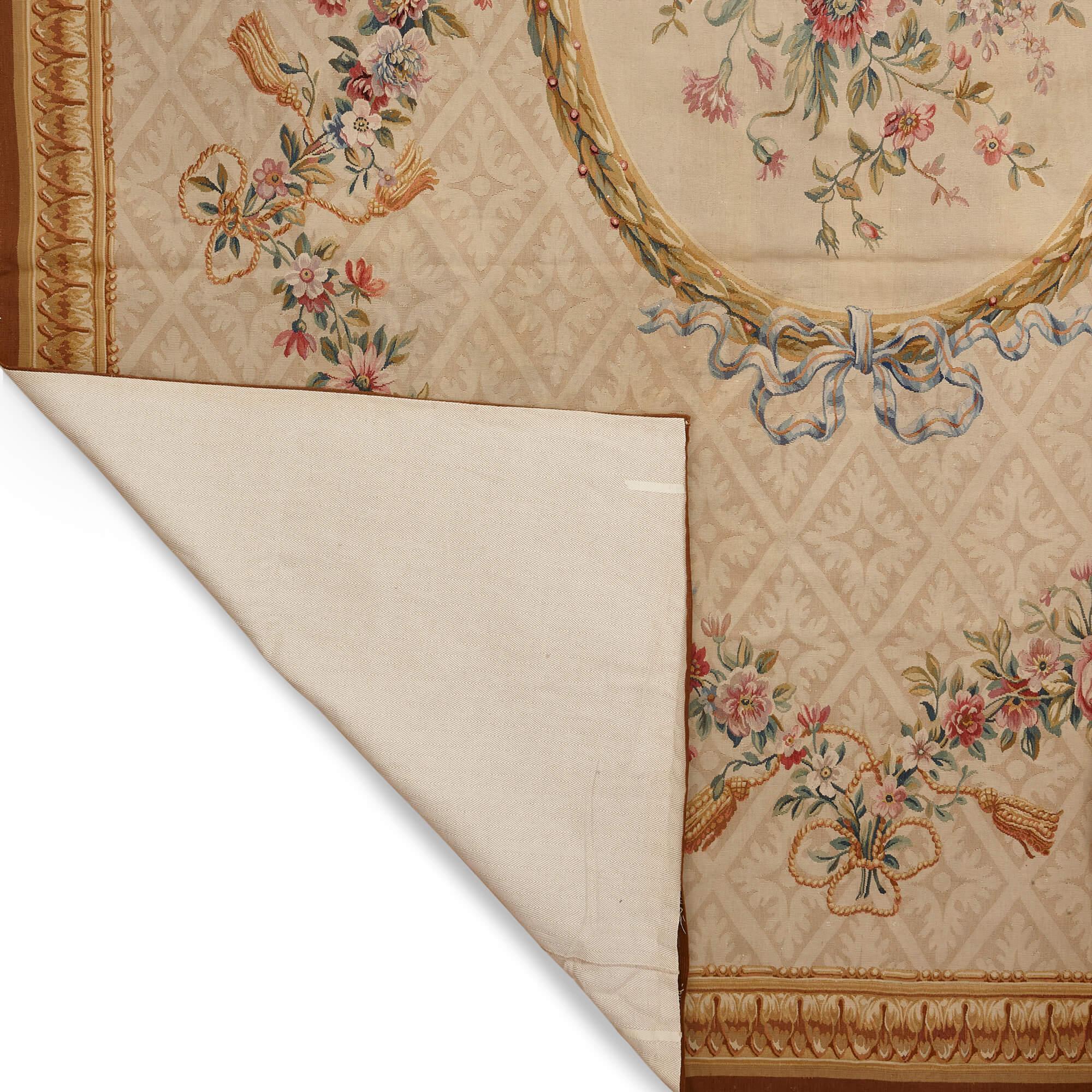 Sehr großer und feiner Aubusson-Blumenteppich
Französisch, um 1870
Breite 453cm, Tiefe 320cm

Dieser exquisite Aubusson-Teppich zieht den Betrachter mühelos in seinen Bann und ist eine Hommage an die berühmte Tradition der französischen