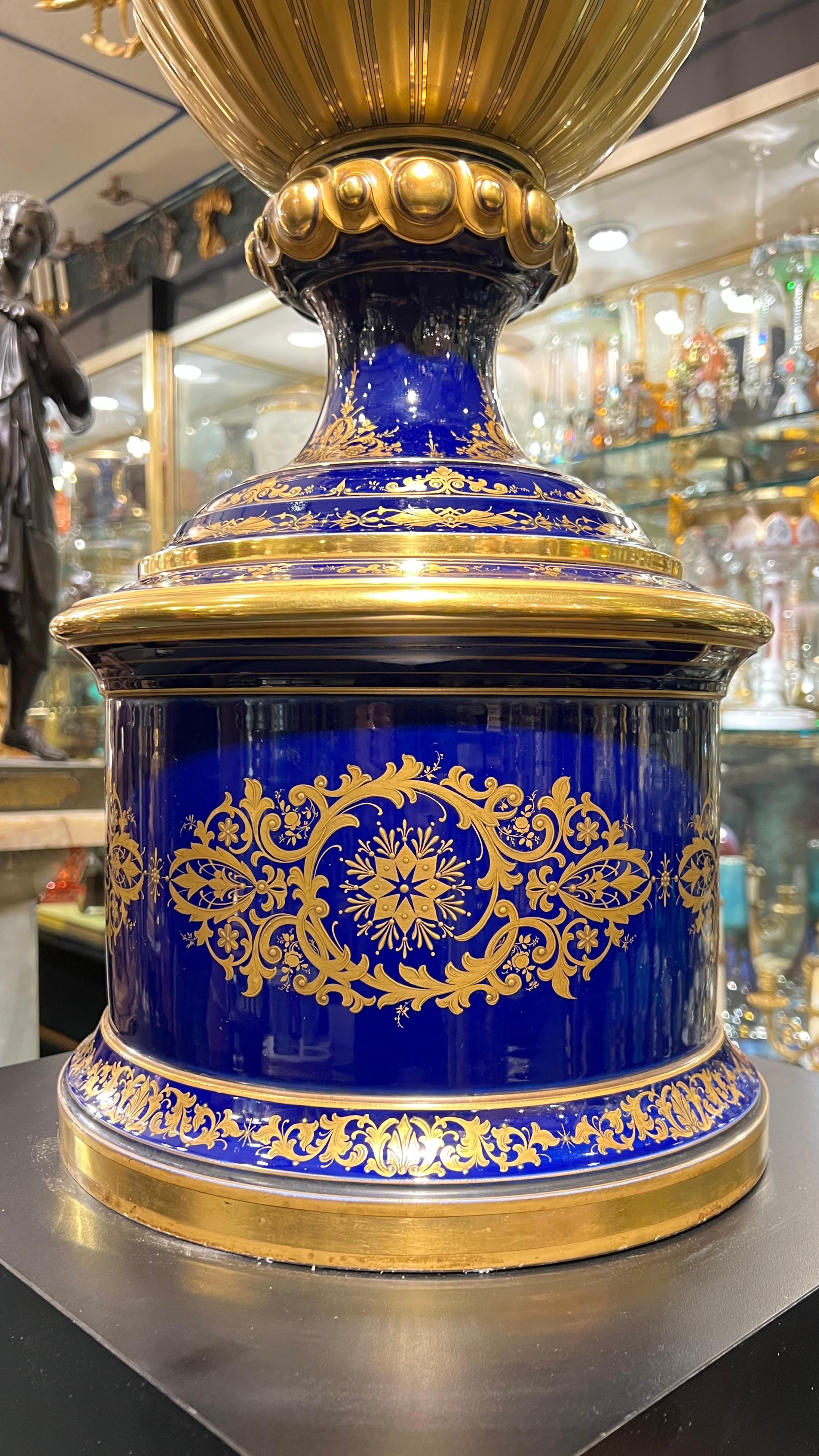 very large and Impressive 19 century Vienna Style Porcelain Vase in vendita 9