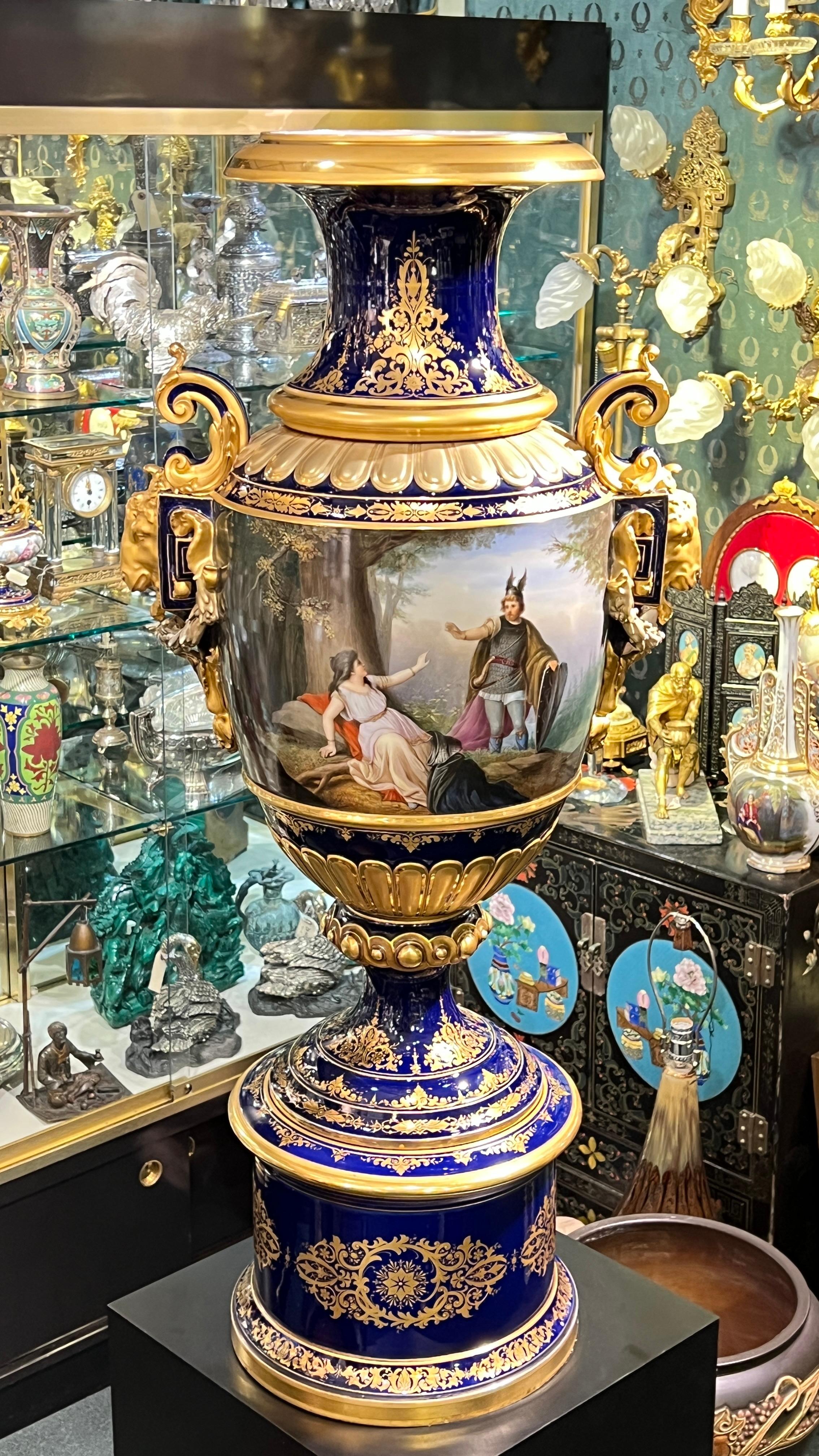 Dorato very large and Impressive 19 century Vienna Style Porcelain Vase in vendita