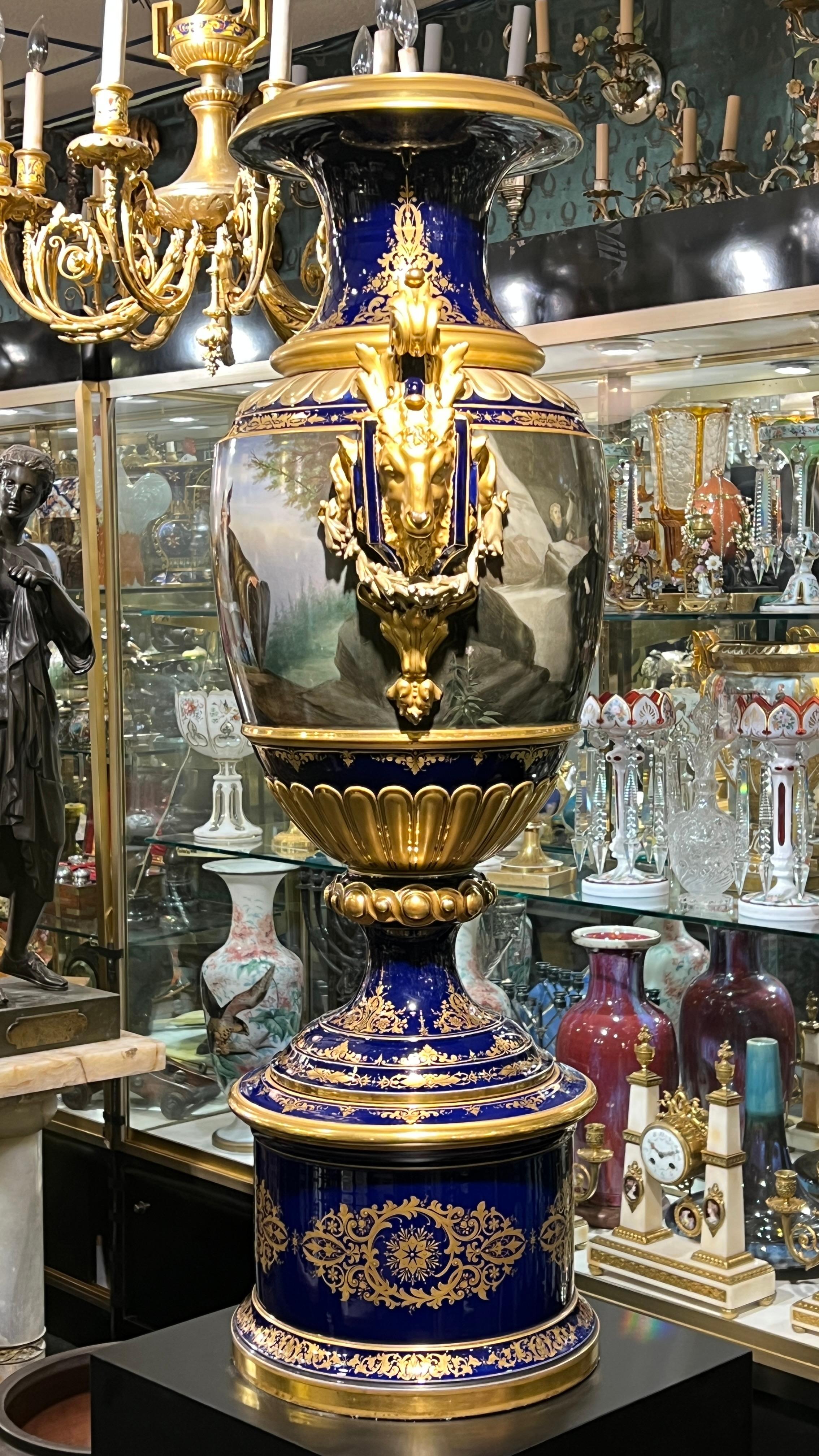 very large and Impressive 19 century Vienna Style Porcelain Vase In condizioni buone in vendita a New York, NY