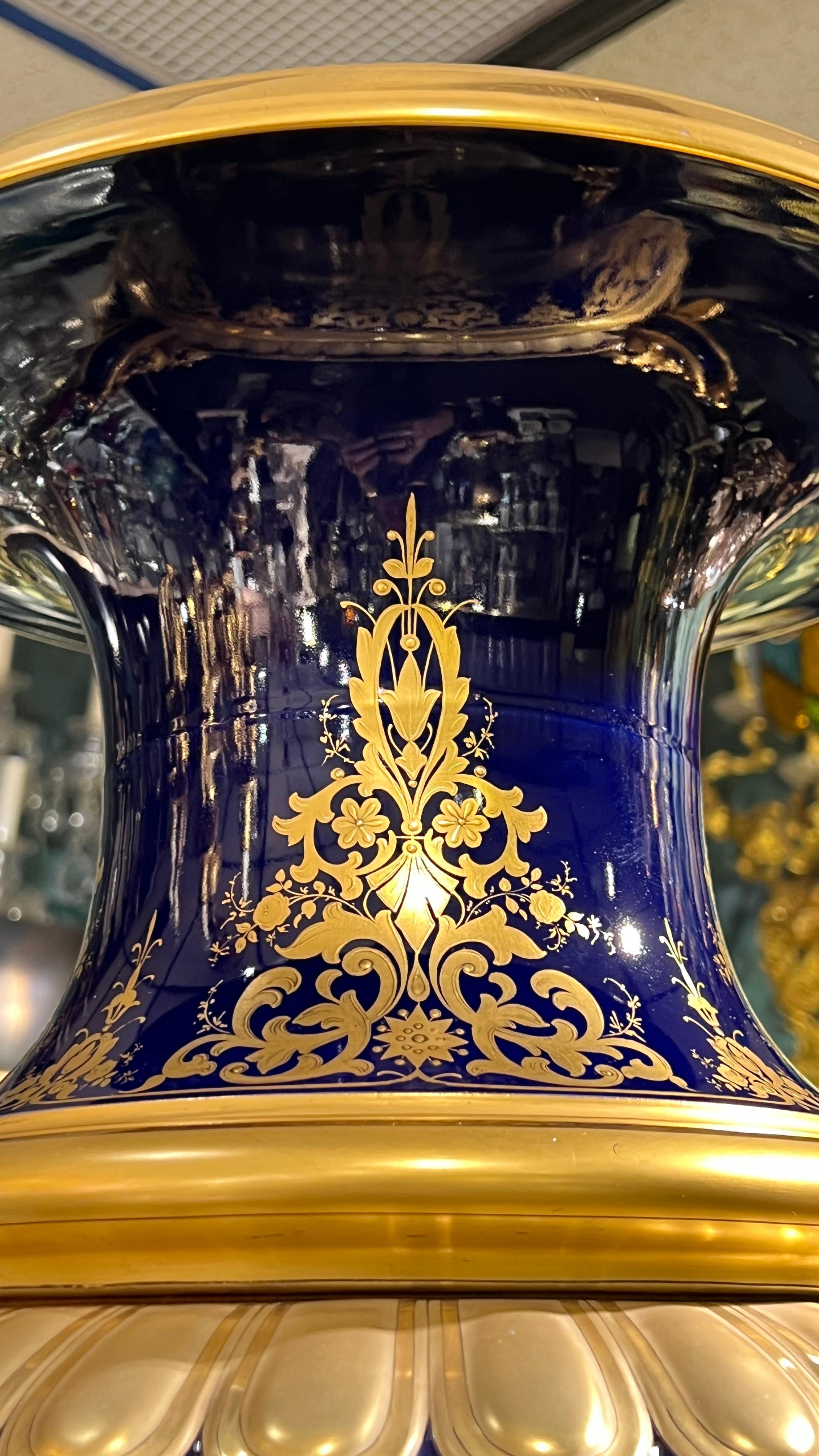 very large and Impressive 19 century Vienna Style Porcelain Vase in vendita 2