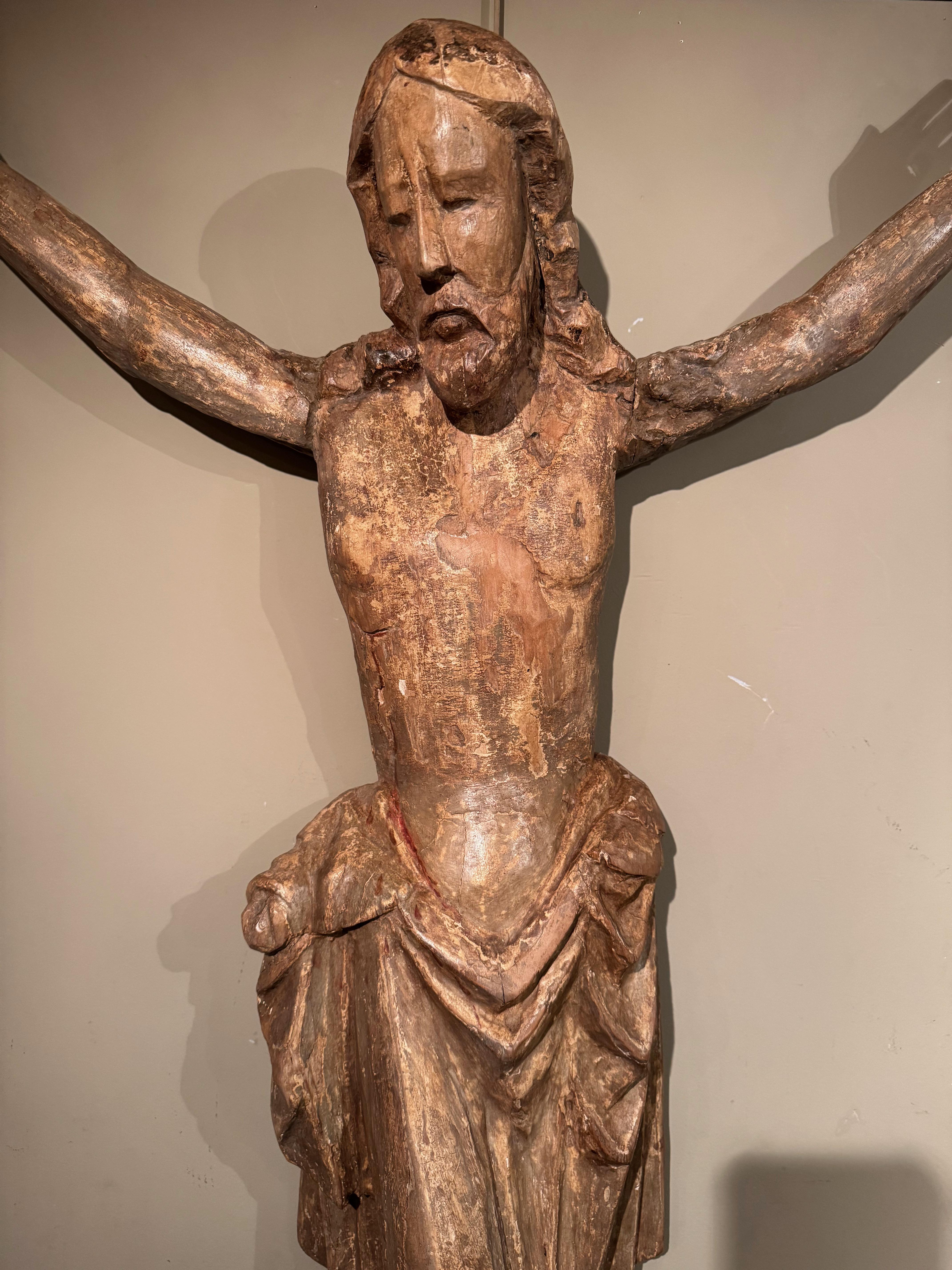 Très grand Christ en croix ( hauteur 1,30 m),
Peint et sculpté en rond dans du bois de peuplier. 
Quelques traces anciennes de polychromie.
Les restaurations des doigts, mais pas récemment. 
Allemagne du Sud, seconde moitié du XIVe siècle.