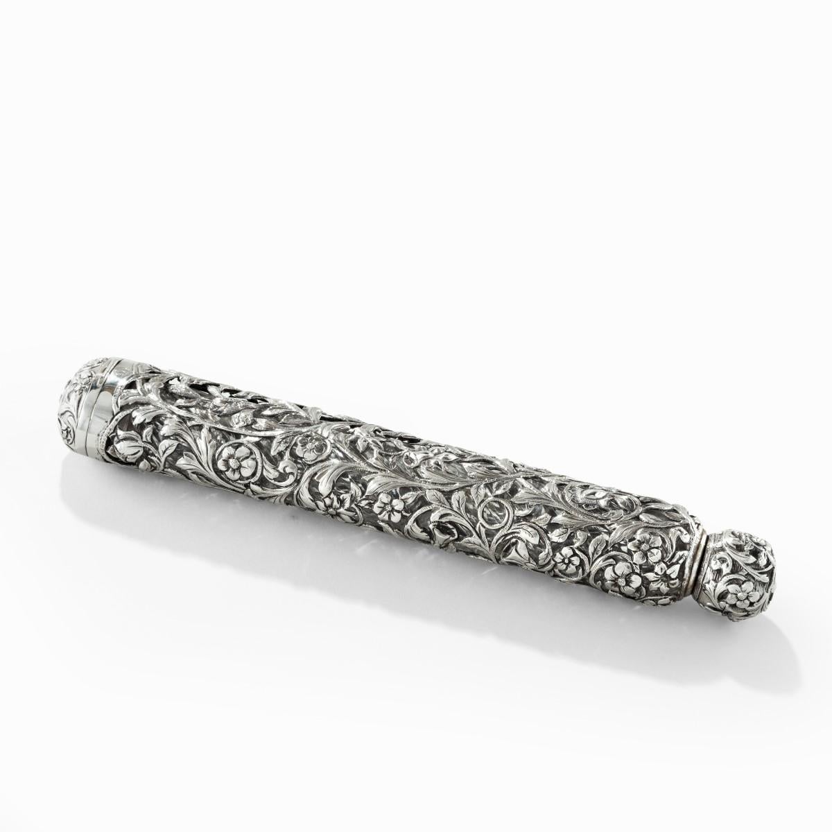 Muy Grande y Raro Frasco de Aroma de Doble Punta Cubierto de Plata de Finales del Siglo XIX Inglés en venta