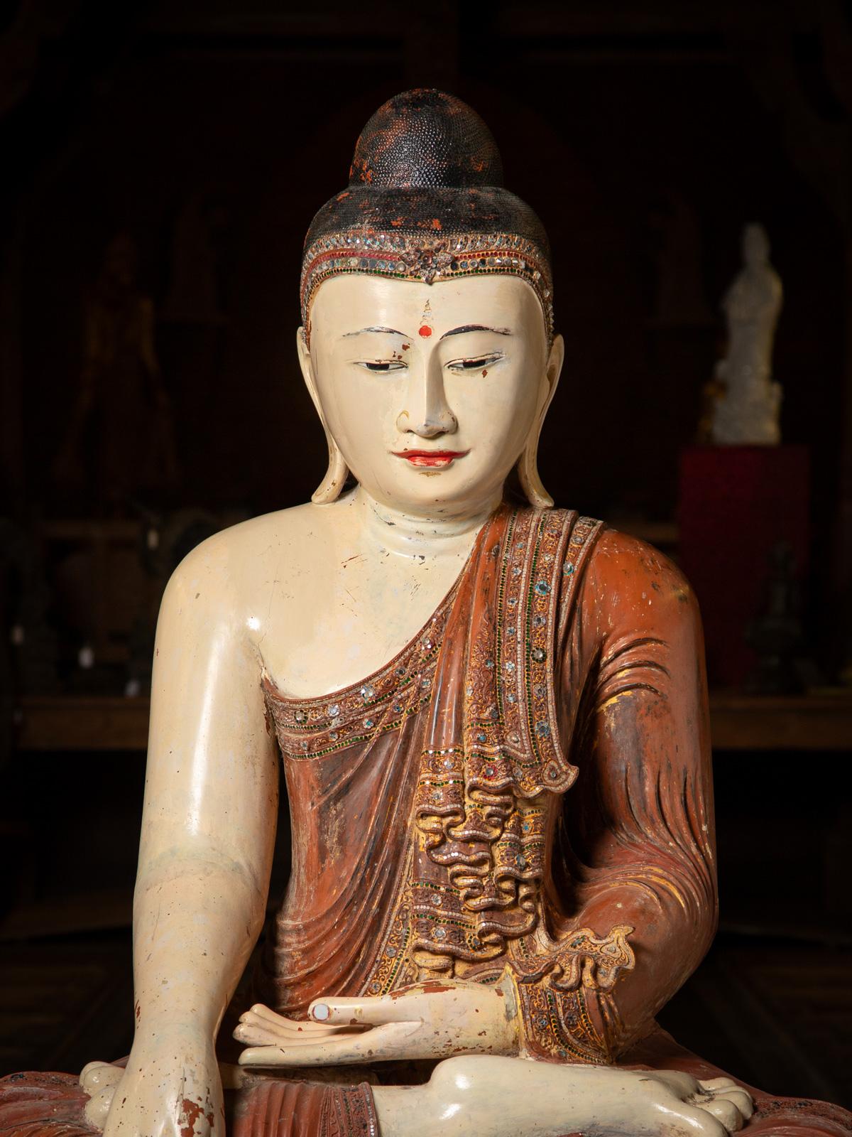 Cette très grande statue de Bouddha antique est une pièce de collection vraiment unique et spéciale. Réalisée en bois, cette statue mesure 139 cm de haut, 120 cm de large et 80 cm de profondeur. Les détails complexes de la statue sont les yeux et