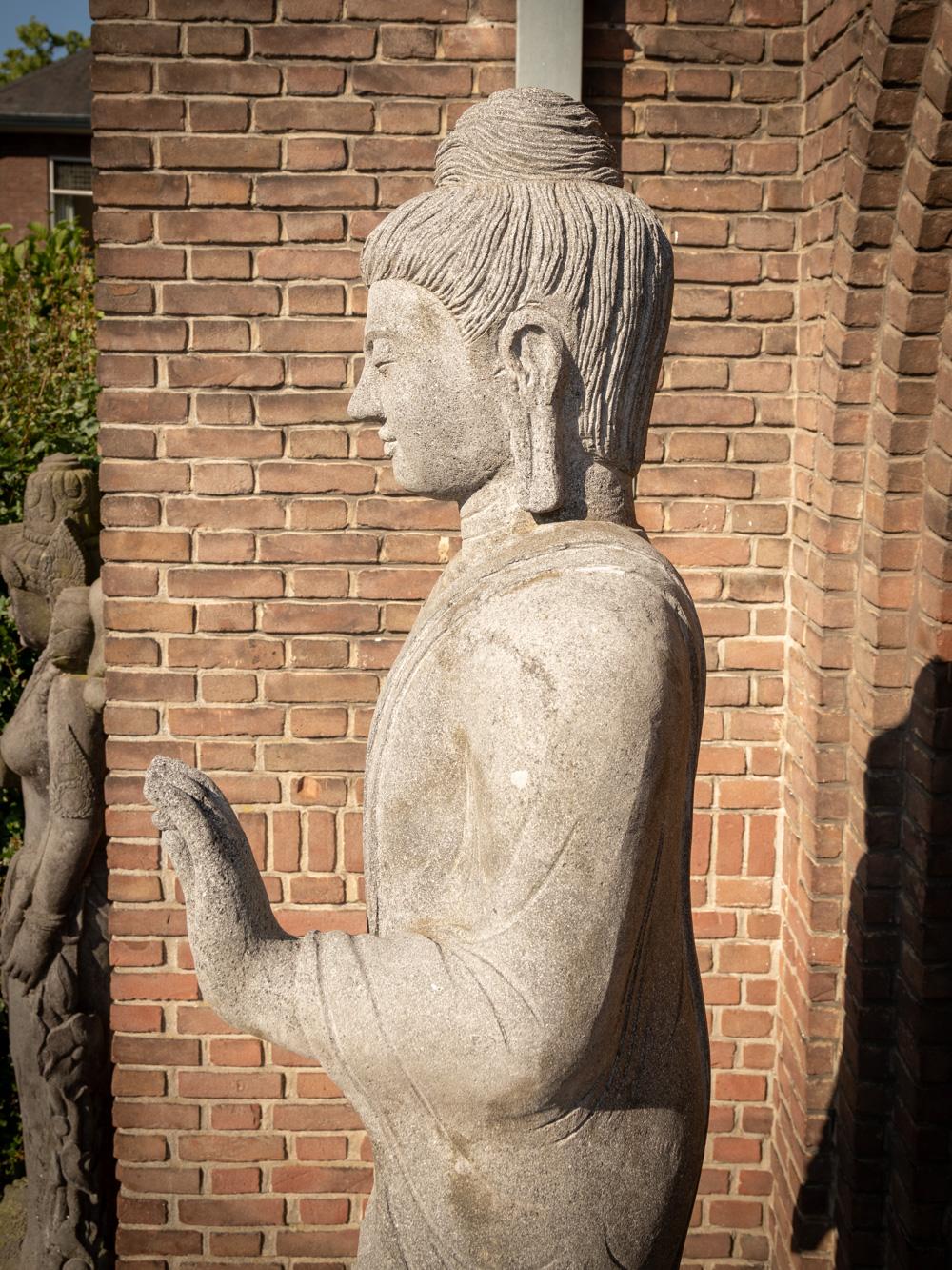 Très grande et spéciale statue de Bouddha en pierre de lave d'Indonésie  OriginalBuddhas en vente 9