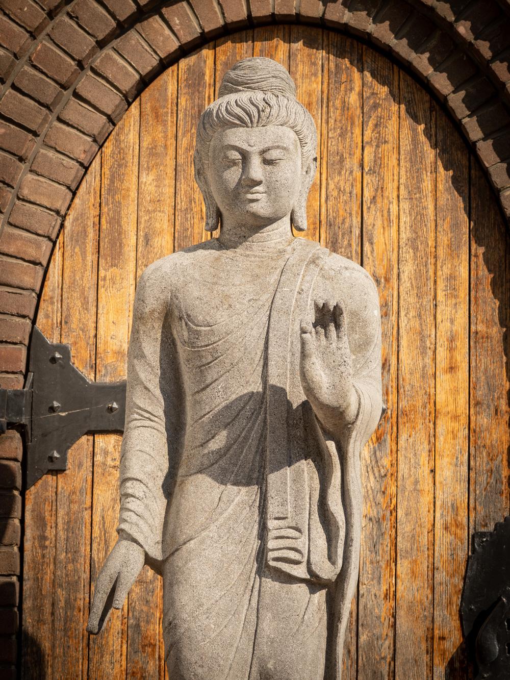 Große und besondere Buddha-Statue aus Lavastein aus Indonesien  OriginalBuddhas im Angebot 11