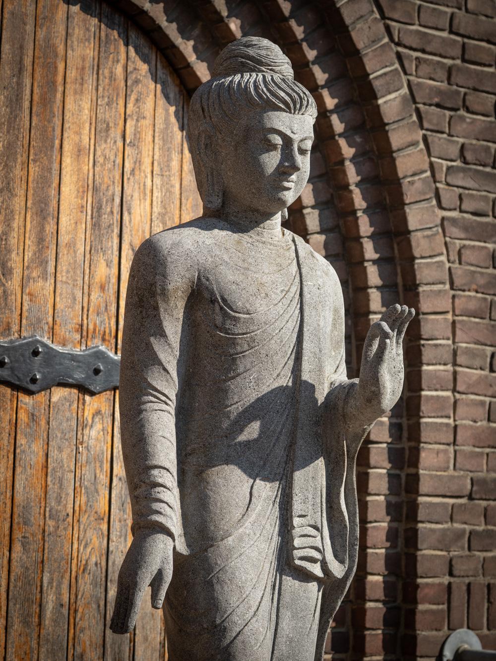 Très grande et spéciale statue de Bouddha en pierre de lave d'Indonésie  OriginalBuddhas en vente 12