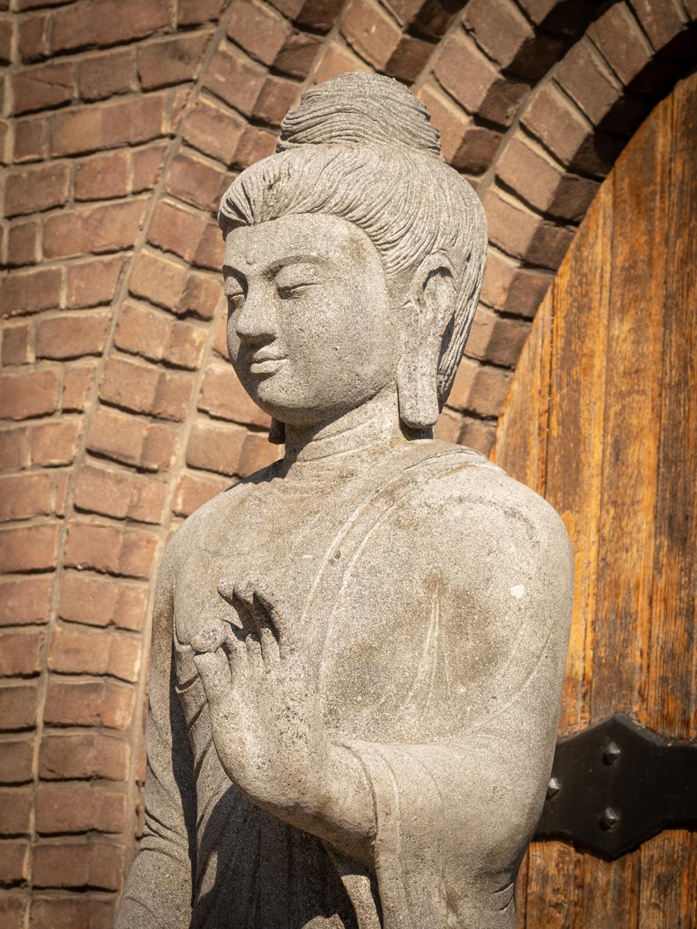 Die Buddha-Statue aus Lavastein ist ein beeindruckendes Stück, das aus Indonesien stammt. Er ist 200 cm hoch und hat eine Breite von 54 cm und eine Tiefe von 52 cm. Er wird von Hand aus einem einzigen Lavasteinblock geschnitzt und ist ein Beweis für