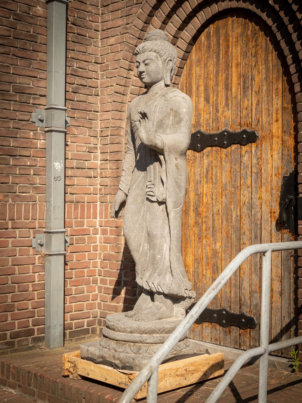 Très grande et spéciale statue de Bouddha en pierre de lave d'Indonésie  OriginalBuddhas en vente 14