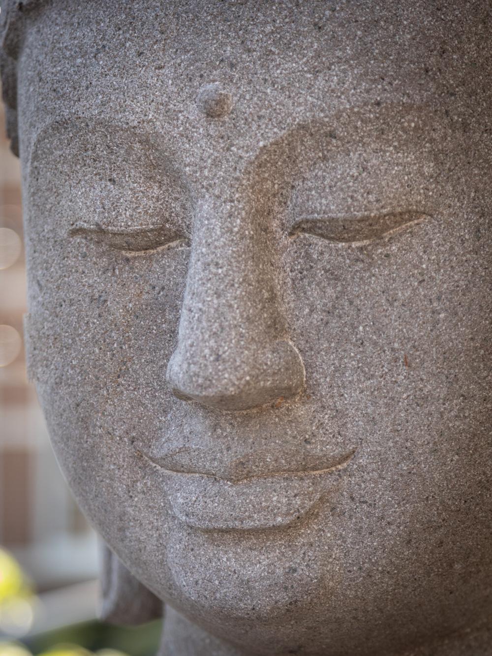 Große und besondere Buddha-Statue aus Lavastein in Dhyana Mudra – neu hergestellt im Angebot 6