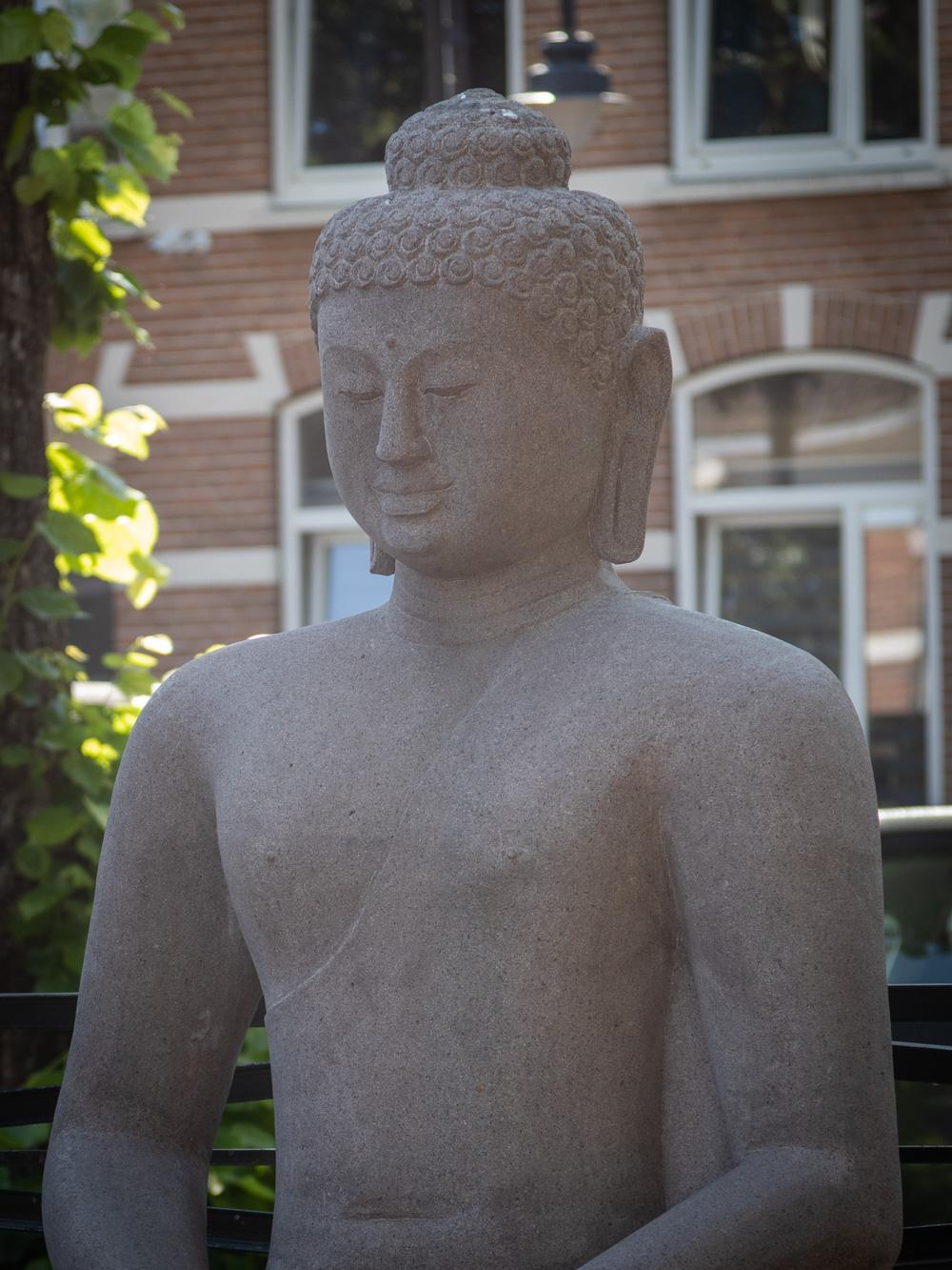 Große und besondere Buddha-Statue aus Lavastein in Dhyana Mudra – neu hergestellt im Angebot 9