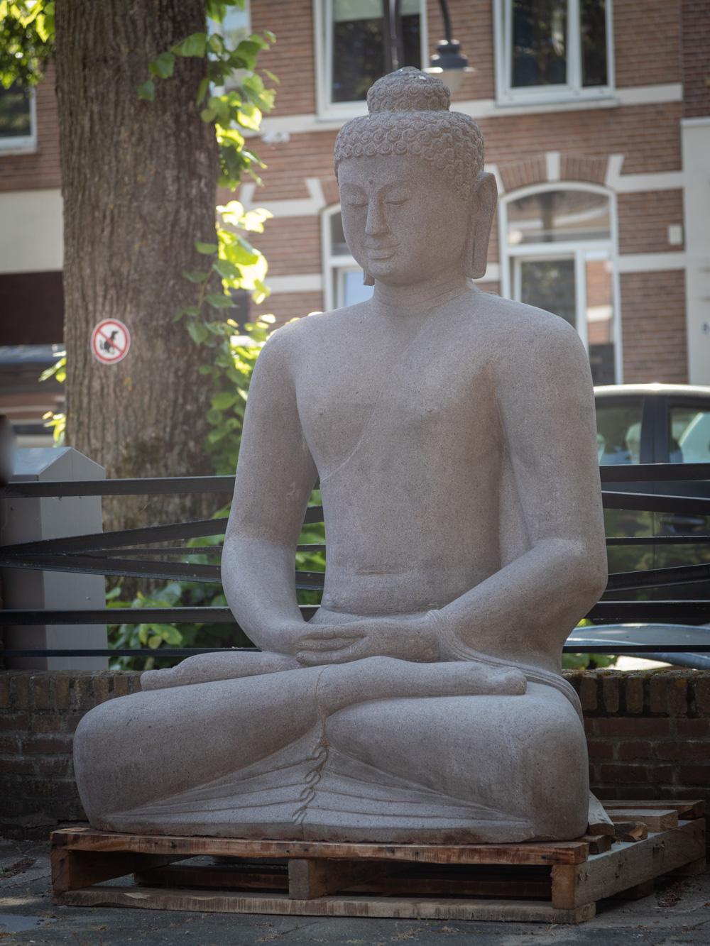 Große und besondere Buddha-Statue aus Lavastein in Dhyana Mudra – neu hergestellt im Angebot 12