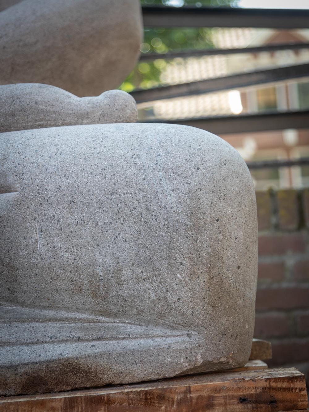Diese Buddha-Statue aus Lavastein ist wirklich außergewöhnlich. Er ist aus einem einzigen Lavasteinblock handgeschnitzt und erreicht eine beeindruckende Höhe von 190 cm bei einer Breite von 134 cm und einer Tiefe von 94 cm. Mit einem geschätzten