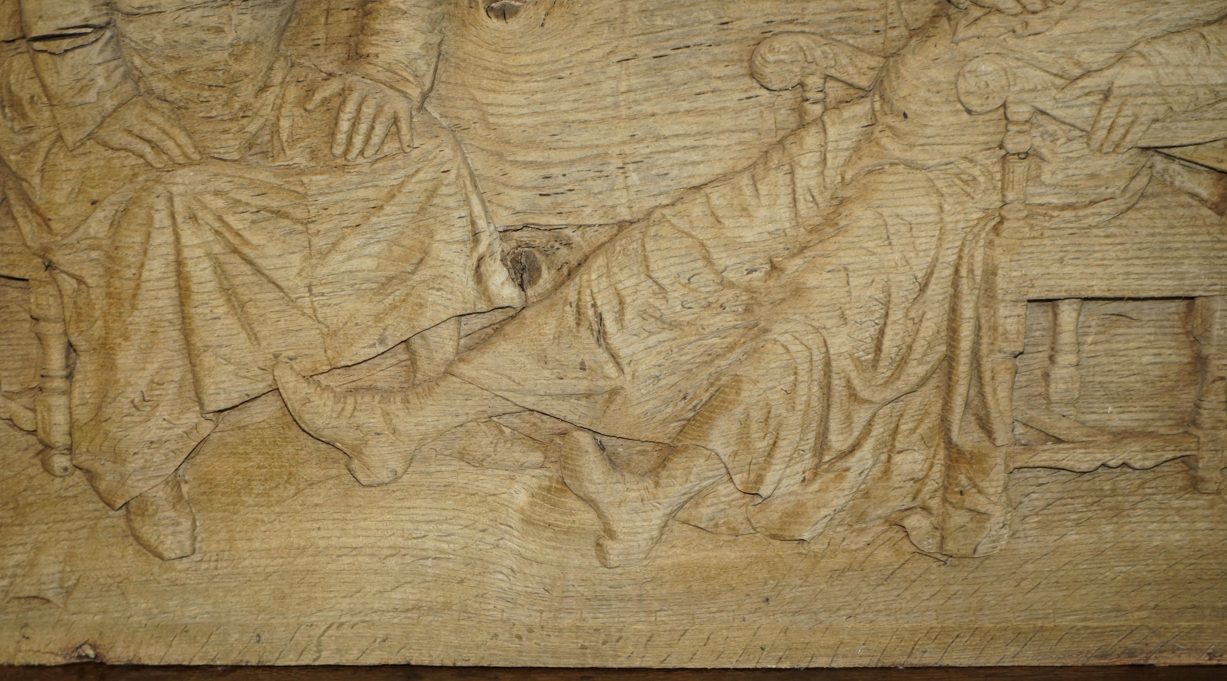 Sehr große antike handgeschnitzte Tafel aus gestreifter Eiche aus dem 18. Jahrhundert mit Drunk Freinds im Angebot 3